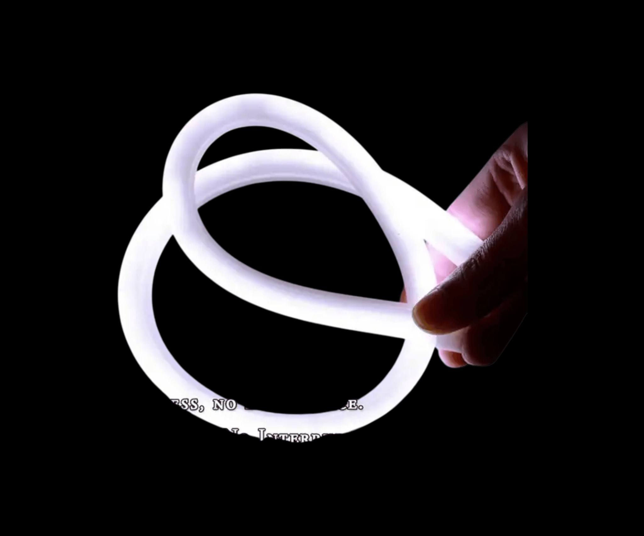 السلام عليكم
شريط إضاءة أمامي مرن للسيارة (حاجب LED) – 60 سم

استخدامات

إضاءة نهاريةتجميلية لواجهة السيارة وزوايا المصابيح.

تحسين الرؤية الجانبية وإبراز خط الحاجب بشكل عصري.

مناسب لمعظم السيارات 12V وللتعديل الخفيف (DIY).

مميزات

شريط سيليكون مرن “Light Guide” بطول إضاءة 60 سم لكل جهة.

أسلاك توصيل بطول 40 سم لكل شريط لسهولة السحب داخل بيت المصباح.

يعمل على نظام 12V باستهلاك منخفض وحرارة تشغيل أقل.

يمكن تركيبه داخل بيت المصباح أو أسفل الغطاءعلى حافة الفانوس.

مقاوم لرذاذ الماء والغبار للاستخدام اليومي (مناسب للهيكل الخارجي).

يأتي قطعتين (يمينيسار) لمظهر متناظر.

محتويات الصندوق

2 × شريط LED مرن 60 سم(يمين + يسار).

أسلاك توصيل مثبتة على كل شريط (≈ 40 سم).

العلبة: 16 × 15 × 3 سم.

طريقة الربط

يوصل على بطاريةACC السيارة 12V:

- السلك الأسود: سالب (هيكل السيارة).
- السلك الأحمر: موجب الإضاءة الأساسيةACC.
- سلك ثالث ( أصفر): يُشبك مع مثبت إشارة الانعطاف لنفس الجهة للحصول على وضع إضافي (مثل وميضنمط ثانٍ).
- نصيحة: جرّب التوصيل قبل التثبيت لتحديد وظيفة كل سلك بدقة.

ملاحظات

يفضّل التركيب لدى كهربائي سيارات، أو التأكد من العزل الجيد بعد التوصيل.

نظّف سطح التركيب جيدًا، وثبّت الشريط بمحاذاة حافة الفانوس.

المنتج مخصص لجهد 12V فقط (غير مناسب لـ 24V).

تجنّب تعريضه مباشرةً لماء الضغط العالي بعد التركيب.


**إذا كنت صاحب هذا الإعلان وتريد حذفه لأي سبب، رجاءا أرسل رسالة إلى الدعم الفني**