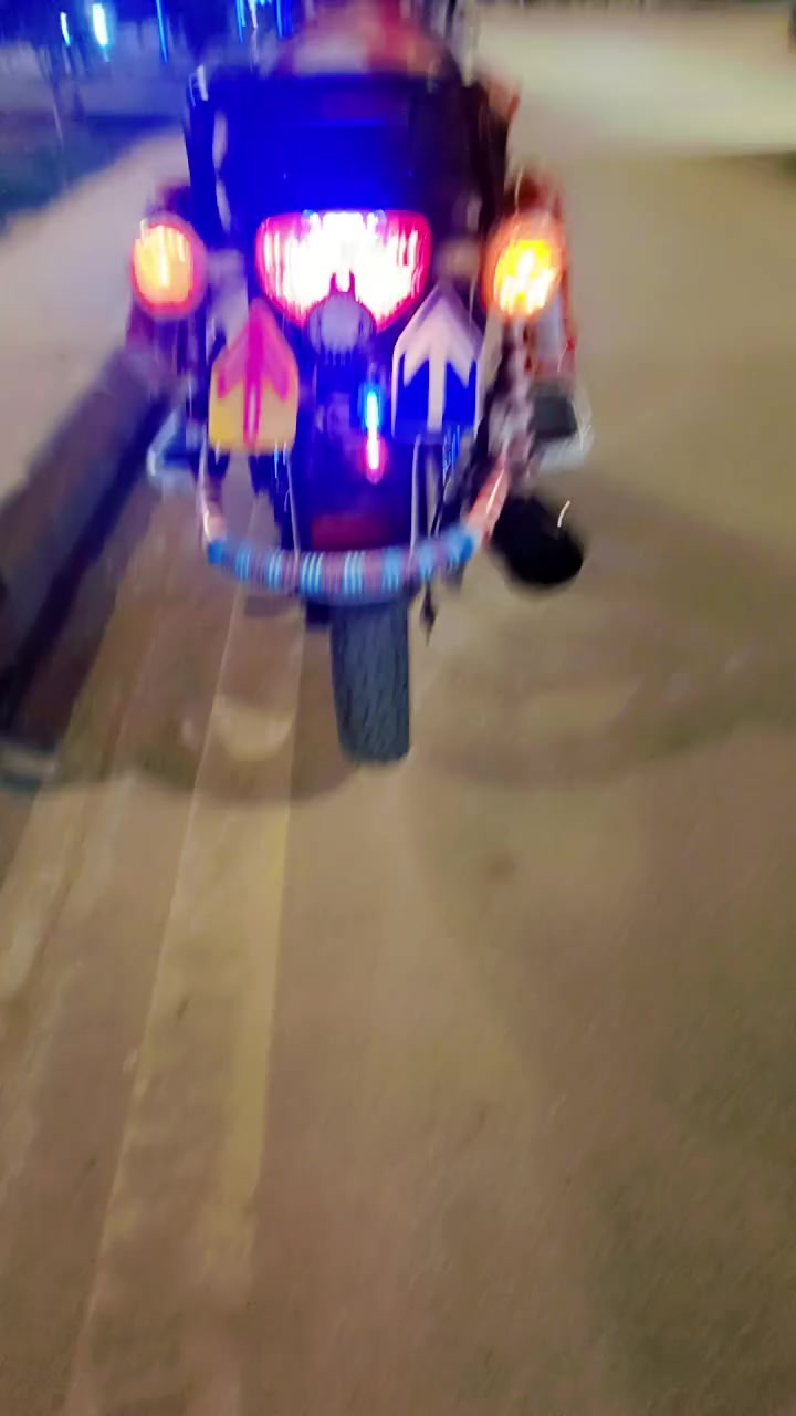 سلام عليكم دايون نفخ لون مميز بنفسجي دراجة نضيفة بمعنة الكلمة تعال كلب وشوف موديل  23طالعة بل 24بشهر الخامس شراي يدخلي خاص لو هاذة رقمي ***********
