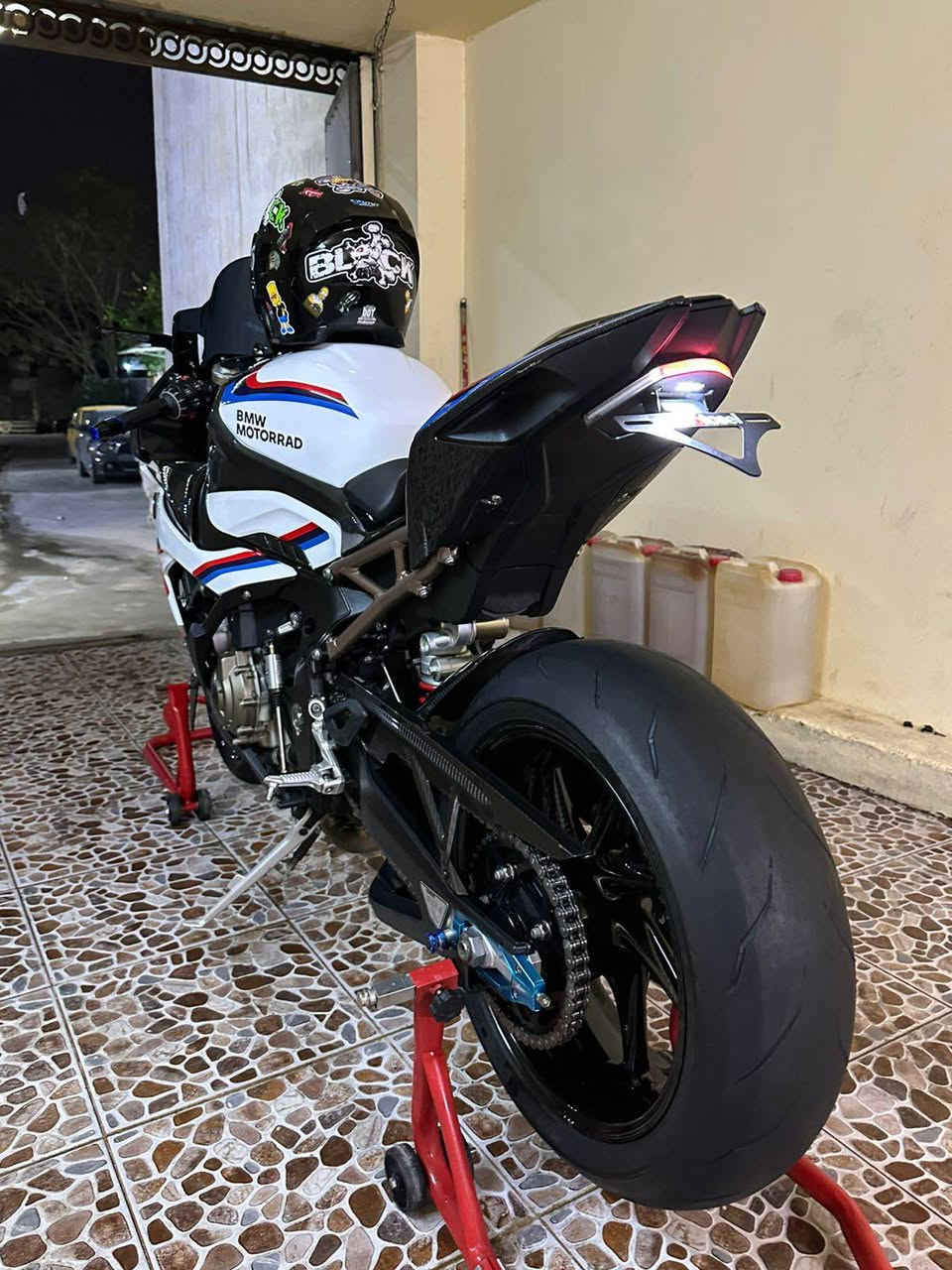 S1000RR 
ماشيه ٧ الف 
وارد امريكي 
تدفئة اليدات 
مودات قايده 
عليهت هدرز و صالنصه akrapovic
بس اصفاح الدراجه مو كاربون
بقية الدراجه كلها كاربون فايبر 
وياله كاربون فايبر
فجوج برمبو
عليها تطواله هاوزن 
تهبيطه بروكس
دراجه جاهزه سعره ١٦٠ ورقه و بيها مجال 
عنواني كركوك 
ملاحضه دراجه بدون رقم 
اذا مو شراي لا تخابرني رجاءً 
*********** كركوك, العراق

