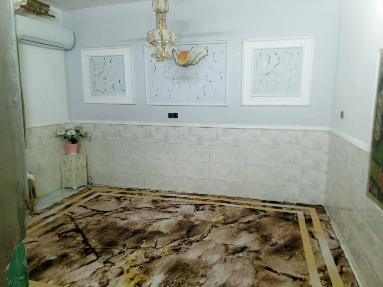 السلام عليكم بيت طابقين بلبلديات بدايه تقاطع كهرباء يم اسواق رمانه 100متر مربع طابق ثاني غرفتين إعكاده السعر 160بي مجال الاتصال على الرقم التالي *********** البيت زراعي
