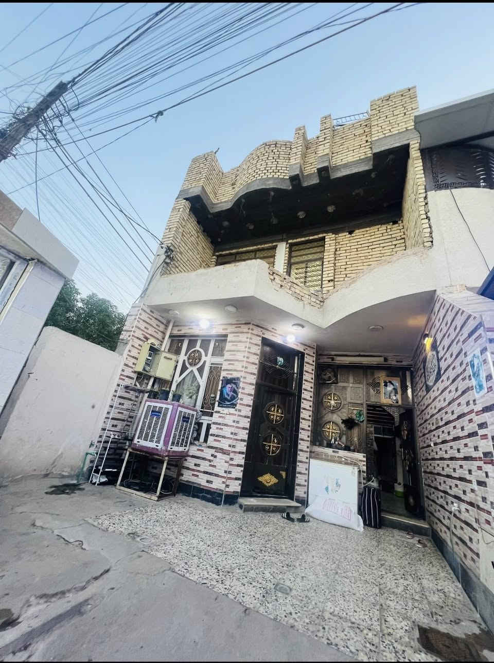 سلام عليكم دار للبيع  العنوان/ شارع سبعين مقابيل المولد علي حنضل شارع الصناعه ركن
المساحه 90 متر ركن مبني ٣ طوابق بنيان درجه اوله بيت جديد 2021 مبني صار4 سنين  من انبنه رفت درجه اولى 
البيت طابو ملك 
الطابق الاول يتكون من استقبال +مطبخ +غرفه نوم  +صالة +صحيات خارجيه وداخليه
الطابق الثاني يتكون من غرفة نوم سويد كامل + صاله +غرفة نوم + حمام داخلي 
الطابق الثالث غرفه نوم + غرفه نوم + سطح 
الاستفسار ‭***********‬ رقم الهاتف

