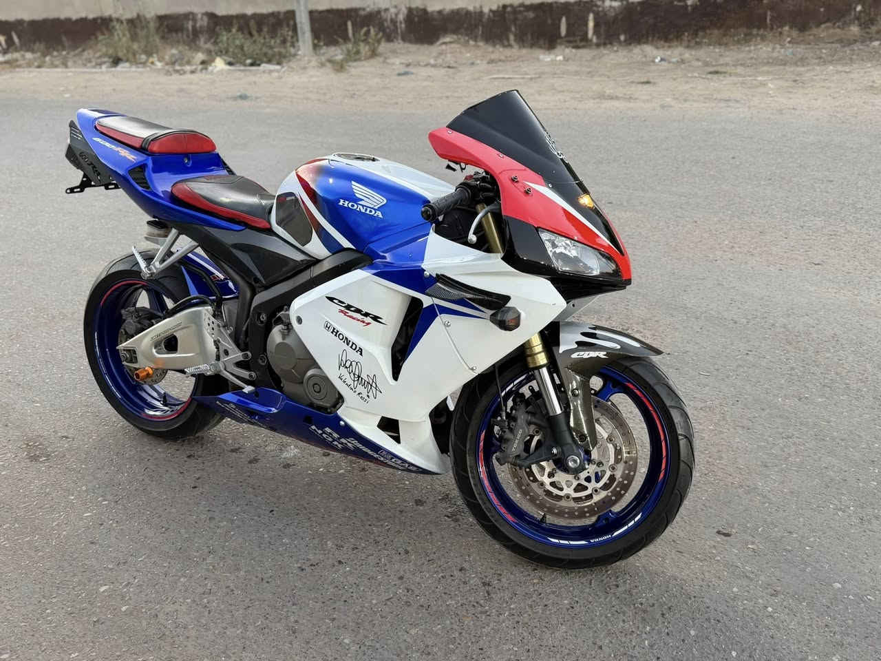 سلام عليكم دراجه HONDA.          CBR RR 600  موديل 2006 دبل عكس المرغوب   دراجه رنبه نازله من كلشي وكلاشي مكفوله كفاله عامه من التاير التاير الدراجه شوفت عينكم الصوره تحجي ماشيه 15 الف الدراجه    مضمومه قليل كلش طالع بيه سعره 40 بيه مجال لحد يكلي يغني كلشي اكو بل سوك وكلشي بسعره ميكنه خرسه مكاني بغداد الكاظميه رقمي *********** ✨
