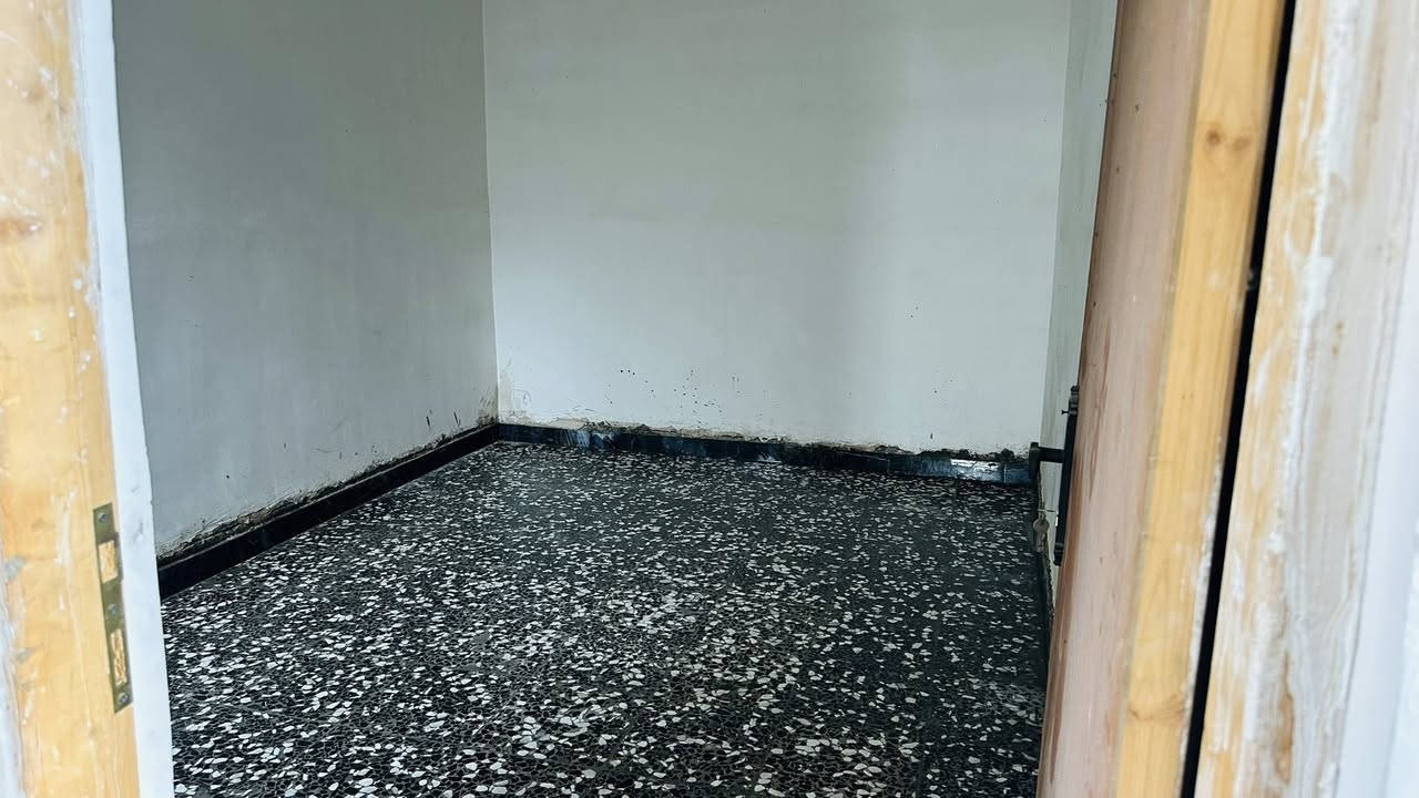 *********** بيت البيع مساحه ٢٠٠ متر كامل البيت خلف سبوت سنتر قريب على شارع تفاصيل على رقم
