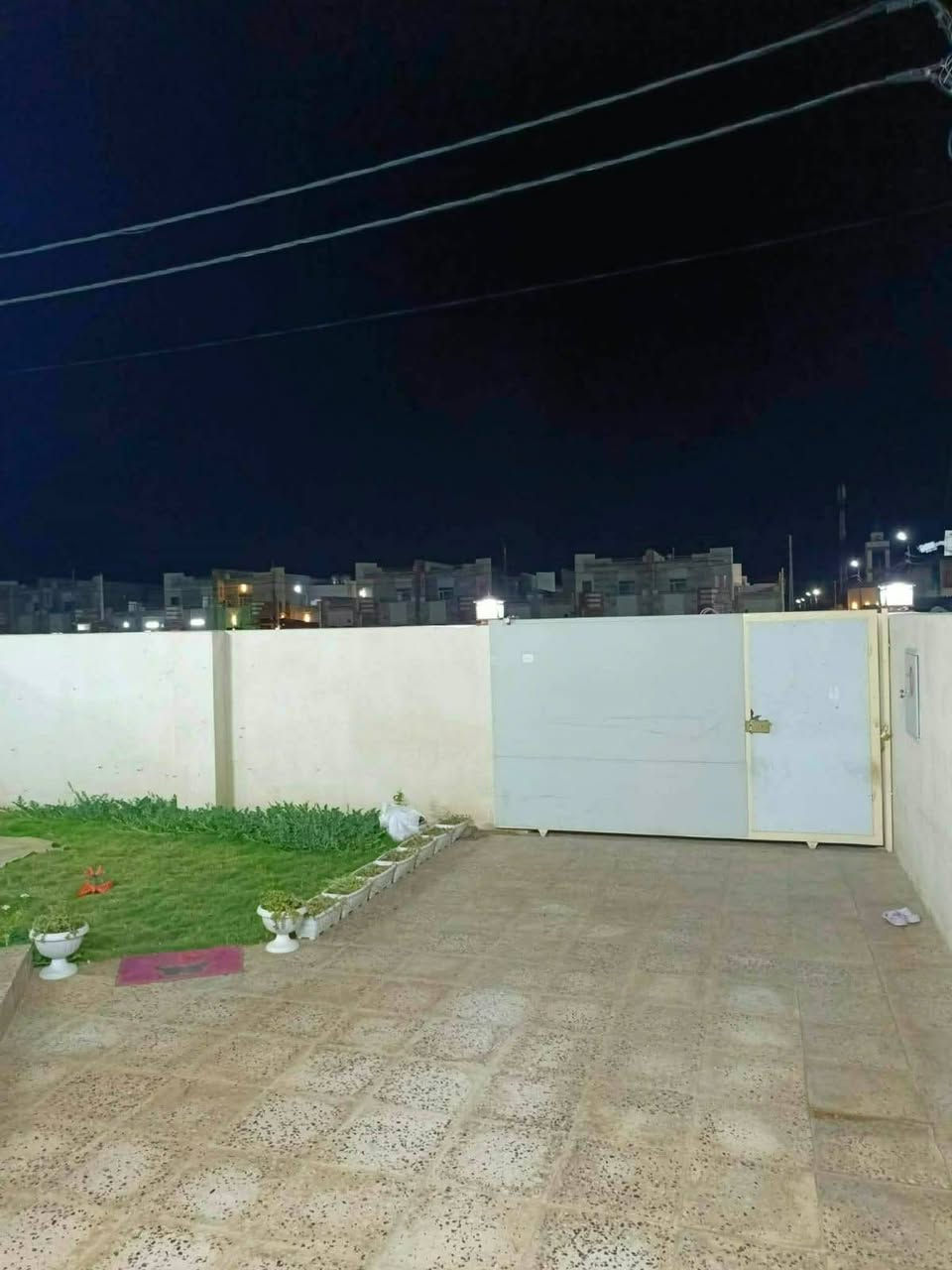 السلام عليكم 
بيت مساحتة ٢٠٠متر البيت بمدينة السلام السكنيه قرب المستشفى التركي في الحر
[٢١‏/٢، ٧:٢٩  200م ثلاث غرف نوم وصاله واستقبال ومطبخ وصحيات وكراج وحديقه
[ البيت موقع مميز ركن على حديقه عامه كبيره رايده 210 للمتابعة مكتب ابو الجود للعقار والمقاولات العامه العنوان كربلاء شارع بغداد عمود ٤٧٥ حلويات بركات المصطفى الشهيرة ***********
