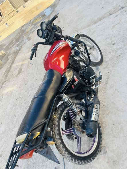 سلام عليكم دراجه سيام موديل 2017 كمرك مدفوع اوراق كامله دراجه المحرك مامفتوح دراجه شغاله نقصه فقط باتري جيب وياك باتري وتعال شغل سلف كامل مكاني الغزاليه  الاستفسار ***********
