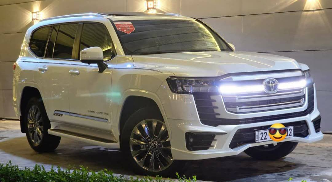 سلام عليكم
� لاندكروزر ابيض ساز لمتد اصل موديل 2024 GXR -Limited 🌟 
• مكفولة من كلشي حته من الجكة  
🔹 المواصفات العامة:
 • موديل: 2024
 • المكينة: 4000 CC تنفس طبيعي 
 • ماشيه  فقط 35  الف كيلو 
 • ساز اصل داخل بيجي 
 • رقم اربيل بأسمي شخصياً تحويل ثاني يوم
 • مكفولة من كلشي حته من الجكة 
🔹 الرفاهية والتجهيزات:
 • تبريد  للكشنات الأمامية 
 • شاشات خلفية
 • نظام تحكم منفصل بالتبريد للمقاعد الخلفية
 • شاشة وسطية كبيرة ونظام صوت فاخر
 • فتحات USB، بلوتوث، أنظمة أمان حديثة
🔹 الحالة:
✨ سيارة للذوّاقين فقط 
🚗 السيارة زيرو تماماً

🟩 السعر المطلوب  _ (  680 $ )وبيها مجال                             

للإستفسار الاتصال ع الارقام التالية 📲

 (  ***********  ) 

تحياتي لجميع 🌹 🌸 🙏🏻
