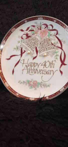 صحن ( ماعون ) قديم موثق بالاهداء ومرصع بالمينا وبعض الرسوم اليدوية مع الاحجار الكريمة واللؤلؤ الطبيعي ،،، القطعة نادرة  

     ***********    واتساب &  فايبر
