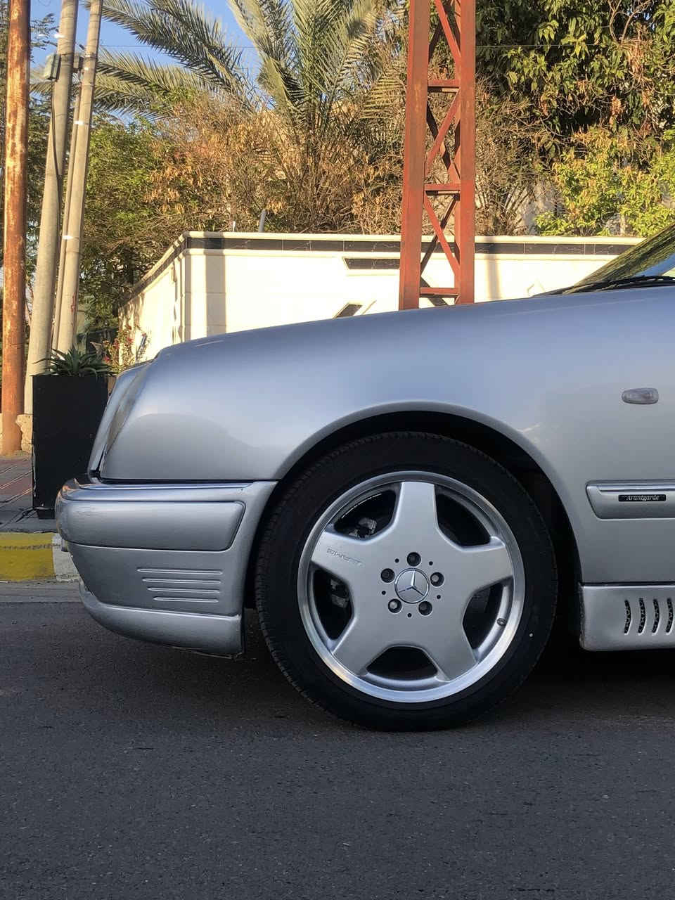 السلام عليكم
 السيارة للبيع او مراوس حسب القناعة مارسيدس ام عيون E420 V8 لڤكيندر السيارة وارد يابان عليها كت كامل AMG عليها وياله تو سايز هم AMG اصلي السيارة جديدة كلش ماشية 99 الف وقابل للزيادة بيها بارد بلباب الخلفي العكس السايق والسيارة فول مواصفات بردة خلفية وفتحة و الكشنات تحكم كهرباء و تدفئة وخزن ميموري عليها منضومة تبريد جديدة وصدر امامي خلفي كله جديد وتخم تاير جواها جديد السيارة مال جناي سعرها 155 وبيها مجال بسيط 
رقم التلفون ***********
