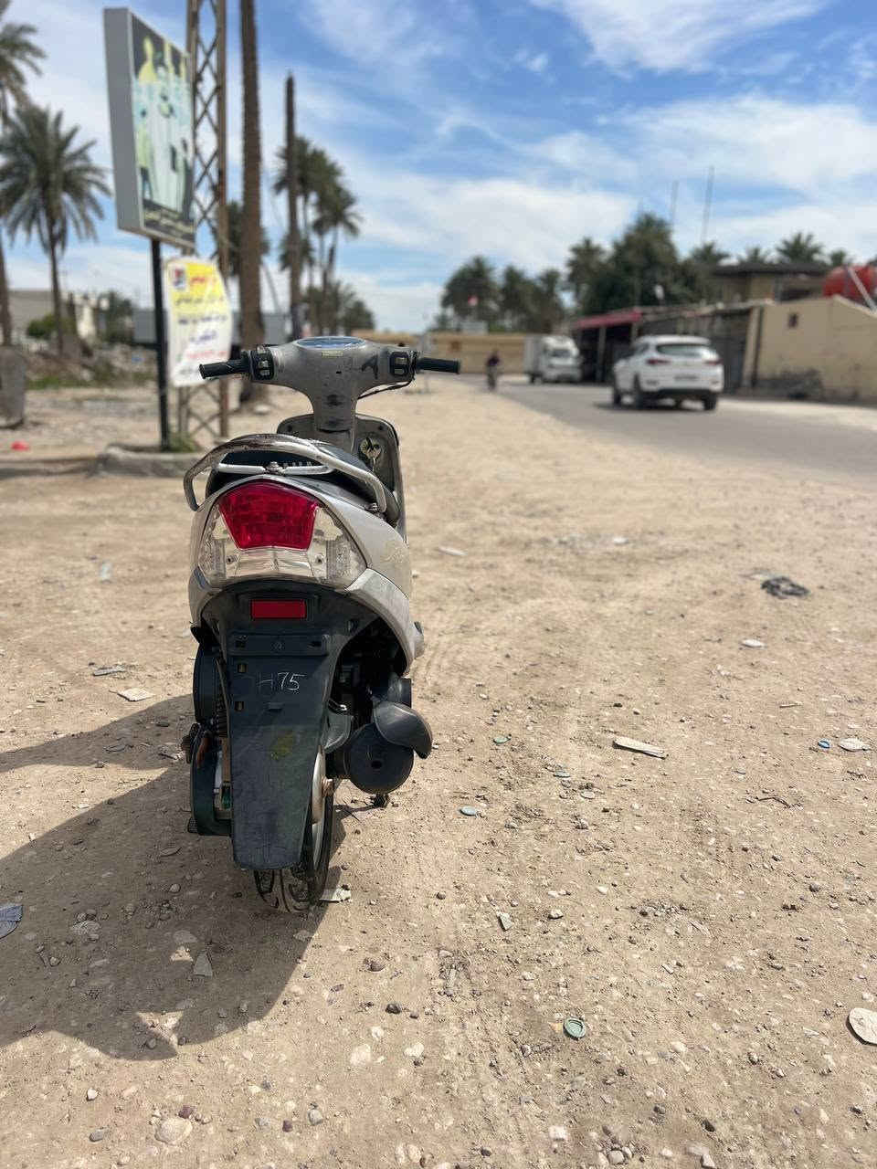 السلام عليكم ماكس منغولي للبيع الدراجه بلاديه كلشي مامبدل بيها عدا السلف محرك مكفول كفرات ختم واحد  العنوان حله ورديه خارج *********** السعر 700 وبيها مجال
