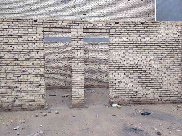 سلام عليكم هيكل للبيع بحي شرطه بل بدايه 300 متر شغل دراجه اوله حر مامطلوب بي معامله اسكان 60 مليون كامله وجاهزه كبل تسحب عليه للاستفسار ***********
