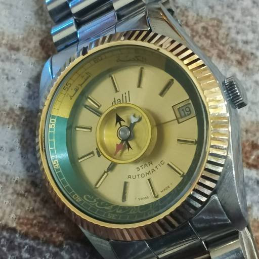ساعة "دليل" السويسرية القديمة (Dalil Star Automatic)، وهي من الساعات التراثية الشهيرة النادرة التي صُنعت خصيصاً للمسلمين في فترة السبعينيات والثمانينيات. [1, 2]
ساعة "دليل" السويسرية القديمة (Dalil Star Automatic)، وهي من الساعات التراثية الشهيرة النادرة التي صُنعت خصيصاً للمسلمين في فترة السبعينيات والثمانينيات.أبرز مواصفات ومميزات الساعة:تحديد اتجاه القبلة: تحتوي على بوصلة مدمجة (زيتية) في منتصف الميناء، تظهر على شكل سهم أسود وأحمر لمساعدة مرتديها في تحديد اتجاه الكعبة المشرفة أثناء السفر.الكتابة والزخرفة التراثية: يحيط بالميناء إطار داخلي يجمع بين اللونين الأخضر والذهبي، ومكتوب عليه بالخط العربي عبارات إرشادية مثل "الكعبة" و"الشرقية". كما تشتهر هذه السلسلة بنقش العبارة التراثية: "دليلٌ بها المسلمُ في الأسفارِ يهتدي".نظام الحركة: تعمل بنظام حركة أوتوماتيكية ميكانيكية سويسرية الصنع (Swiss Made).الهيكل والتصميم: تأتي بإطار علوي مضلع ومطلي بالذهب (Fluted Bezel) مع نافذة لعرض التاريخ عند مؤشر الساعة 3.تُصنف هذه الساعة اليوم كقطعة "فينتاج" (Vintage) نادرة وقيمة جداً، ويبحث عنها هواة جمع الساعات والتحف الإسلامية القديمة.


**إذا كنت صاحب هذا الإعلان وتريد حذفه لأي سبب، رجاءا أرسل رسالة إلى الدعم الفني**