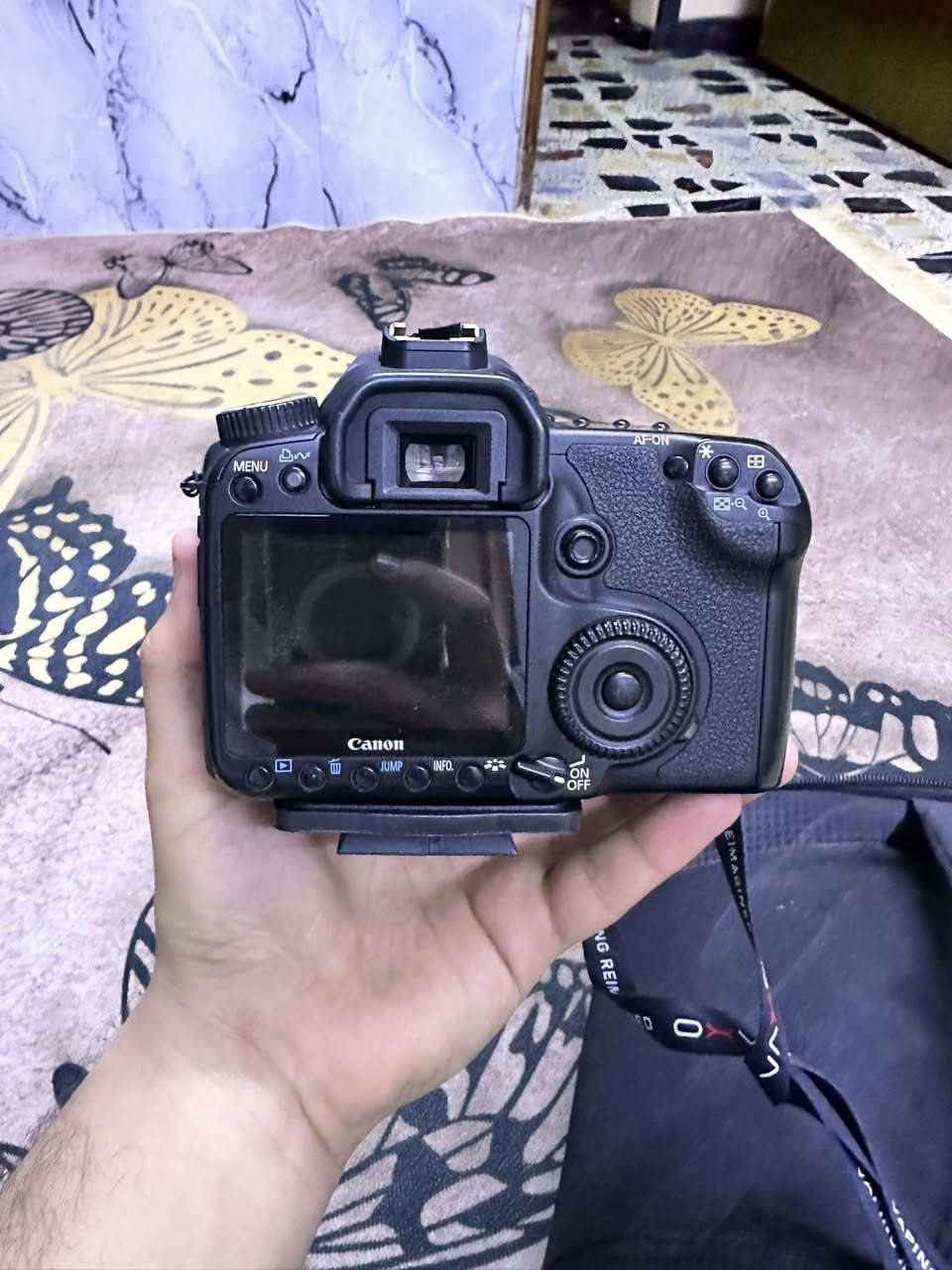 سلام عليكم كأمره كانون D40 مستخدمه كلش قليل بعده جديده مصور بيه بس 4 صور او جنت ضامه زوم عدد 2 شريط رقبه ثنين تحويله مال نقل من الكامره لجهاز تايبسي جنطه شاحنته رام واحد تيره بطاريه عدد واحد او كوم شغلات بعد عندي وياه الي يحب يجي او يفحصه او يشوف تصويره لان ما اعرفله او خذته على ساس اتعلمه او أصور او ما صارت لان لتهيت بشغل او ثاني شي  السعر 450 او بيه مجال عنواني بغداد بياع تقاطع درويش رقمي ***********
