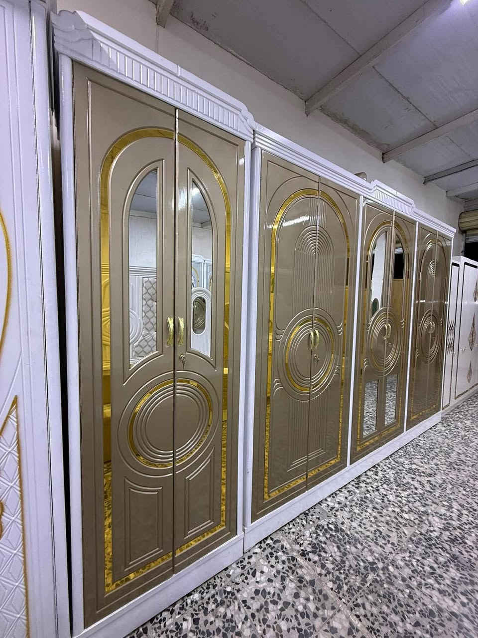 غرفة نوم صاج عراقي جديد موديل اسوار صبغ حراري شغل حديث حفر سينسي زاوية بارتفاع كنتور صوميه السرير ٦ ارجل بلوك اسود 
السعر مليون و ٥٠٠
نهايته مليون و ٤٥٠
مع الشد و النقل واصل داخل مناطق بغداد 
اما محافظات فقط كروة تختلف


**إذا كنت صاحب هذا الإعلان وتريد حذفه لأي سبب، رجاءا أرسل رسالة إلى الدعم الفني**