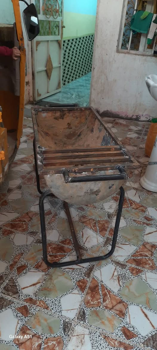 السلام عليكم خوان عندي هاي المنقله سعرها ٣٥ الف وعندي بعد حجم اصغر منها شويه ب٢٥ الف نفس التصميم مال هاي توصيل لباب البيت مجاي.. ترهم بالتكتك لان الاشياش مالتها تركيب مو لحيم شوكت مايعجبك تشيلهن. تصميم كلش حلوه ولازم تكون موجوده بكل بيت..
