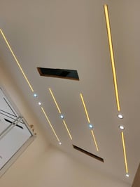 هذا ديكور جبس بورد عصري ومميز لمجلس. التصميم يشمل إضاءة مخفية تضفي جوً...