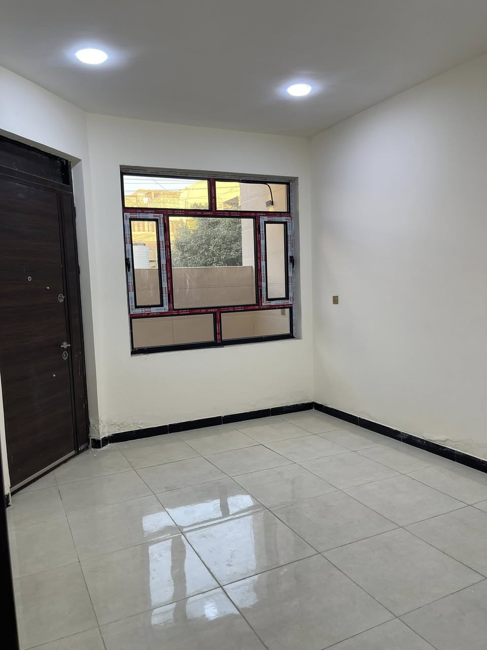 السلام عليكم   /مكتب الحداثة
الدار للبيع   المساحه 100 متر 5*20   عدد البيوت 2🏠🏠

يحتوي على استقبال ومطيخ حار + بارد 

ويحتوي على صحيات عدد 2 

وثلاث غرف نوم 3🛏️

ويحتوي على سطحين امامي وخلفي ومخزن في الطابق الثالث 

موقع البيوت  🏠 (المخابرات)

ملاحضة/ اي استفسار مراجعه مكتب الحداثة الموقع ديوان مخابرات شارع ٦٠ 

الستفسار على الرقم 
***********
***********
***********
