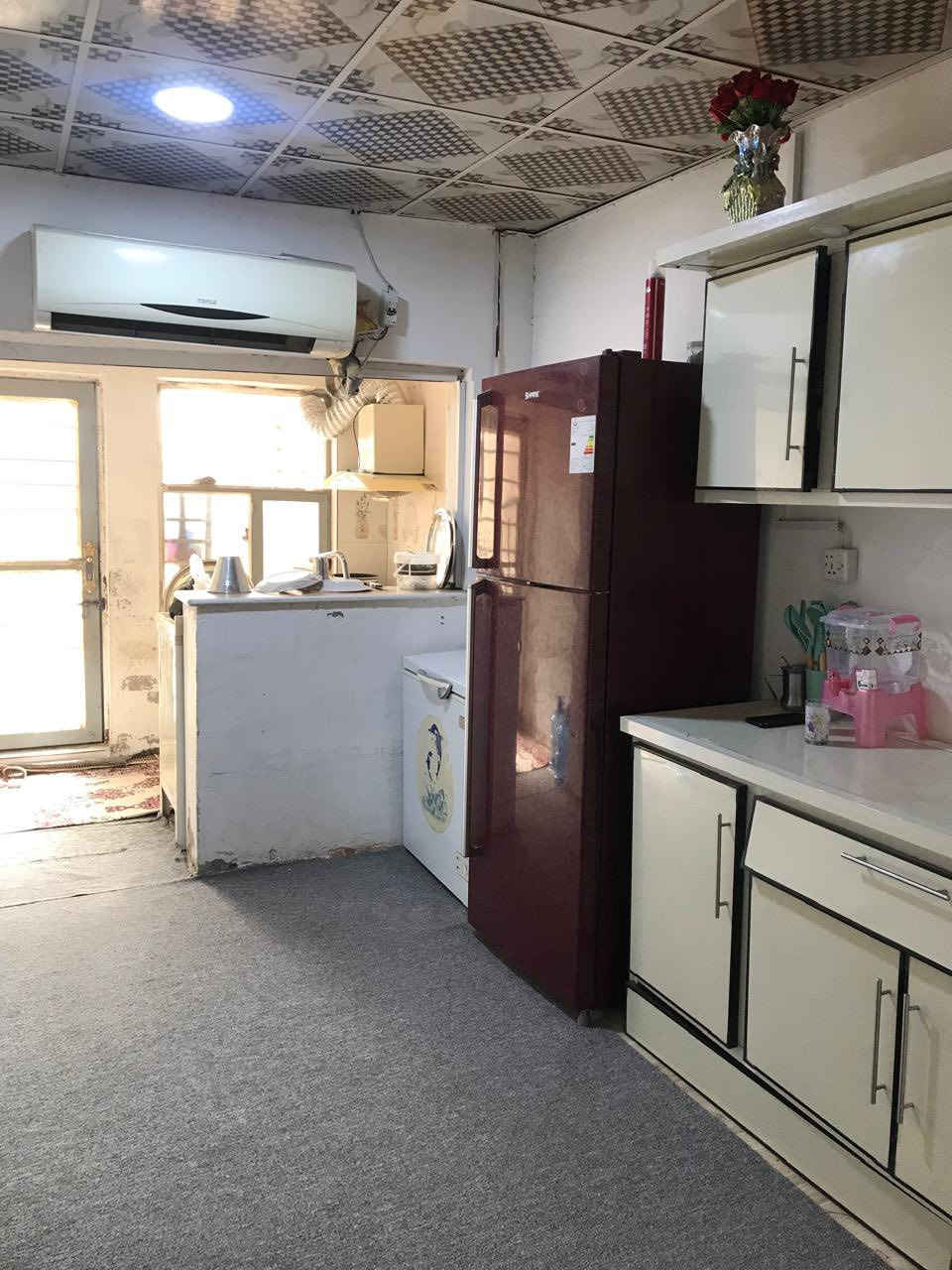 للبيع مساحة 130 متر طابق 1 يحتوي على غرفه وصاله ومطبخ وأستقبال ومجموعة صحيات داخليه وخارجيه
العنوان حي المكرمة منطقة ال10 الأف  خلف شارع الطاقة مباشر. السعر 130 مليون 
للأستفسار اكثر ***********
