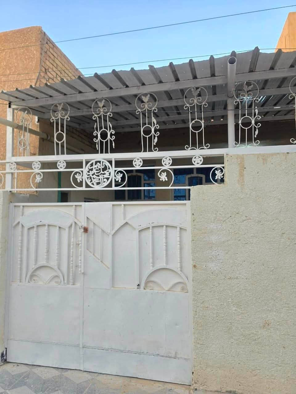 السلام عليكم بيت ركن  مع المحلات للبيع  مساحة 200 متر
البيت جاهز  للسكن وكامل مثل متشوف بالصور ترميم جديد الموقع شارع المستشفى قرب جامع قائم ال محمد للاستفسار الاتصال ع الرقم ***********
