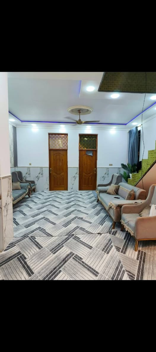 دار زراعي المساحه 200 البناء درجه اولى واحد على واحد شارع سفينه قرب جامعة الامام الصادق وقريب ع جامعه الوطنيه البناء قاطين وشقتين والبيت الجوه كل الخدمات متوفره تبليط ماي كهرباء مجاري شبكه ضوئيه  السعر 225 وبيه مجال  ***********
