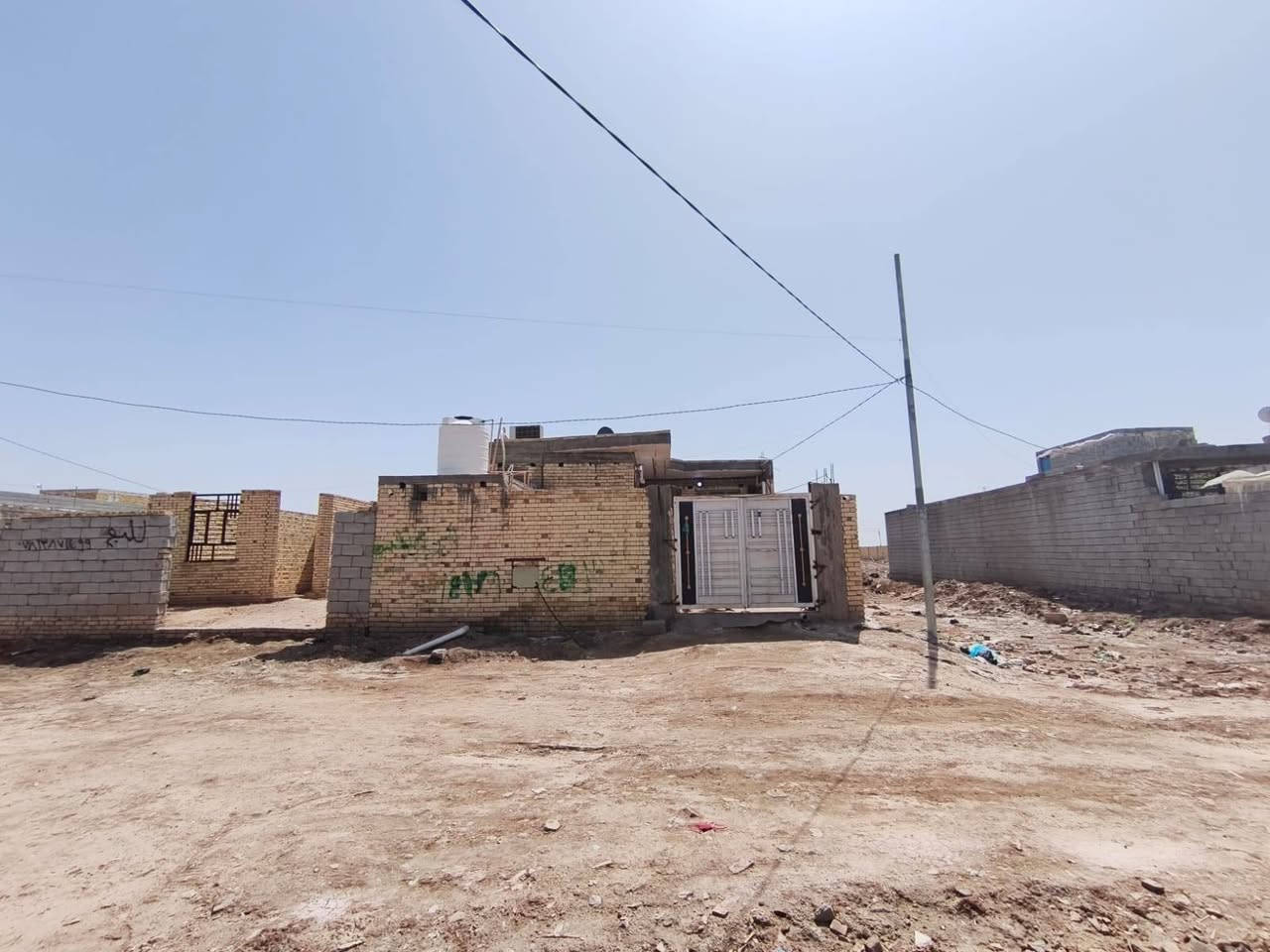 سلام عليكم بيت للبيع المساحه 225 مقابيل الملعب منطقه حي جوادين ويا ملحق 100 متر للتفاصيل اكثر اتصلو عل سعر 60 وبي مجال رقم ***********
