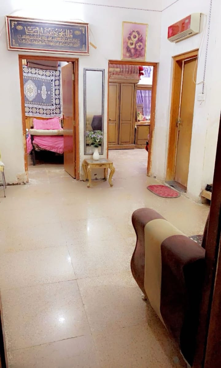 السلام عليكم للبيع      طابو صرف

الموقع:حي الحضارة خلف مديرية الشرطة مباشرة على الشارع الرئيسي

المواصفات: المساحة 200 متر طابو صرف الطابق الاول غرفتين نوم +استقبال ستة متر صالة ومطبخ  حمامين داخل مجموعة صحية  صحيات خارج مع كراج حديقة توجد غرفة نوم فوق مع البيتونة. ومكان جاهز لبناء غرفتين طابق ثاني 
 البيت على الشارع الرئيسي ويعتبر ركن لان امامه فرع الى شارع الدغارة العام

الاستفسار ***********
*********** 
 او مراجعة مكتب كربلاء للعقار والمقاولات العامه الجزائر شارع المطاعم قرب صيدليه عالم الدواء إذ ارت بيع عقار او بناء أو ترميم ما عليك فقط مراسلتنا 
المطور العقاري
