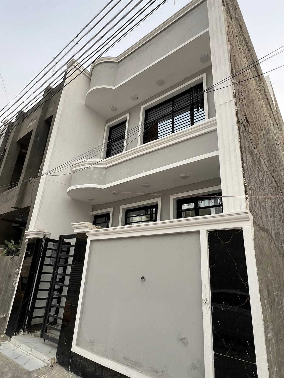 🏠#دار_للبيع  75متر  واجهيه5 ونص  نزال 15

 بناء طابقين  حديث ✨️

يحتوي البيت ع[٣ غرف نوم -استقبال -صحيات - صالة- ومطبخ] البيت شغل درجة اولى ✨️

⬅️مع الخدمات[ماي-كهرباء-تبليط]✨️

🔴ملاحضه البيت جاهز للسكن 🔑

⬅️نوع العقار  طابو زراعي سند 25 تنازل شركه اقرار محكمه 

⬅️العنوان #بغداد_الدوره_البوعيثه   

       مجمع السلطان

🔴للاستفسار  خاص او الاتصال ع  الرقم 

☎️***********
