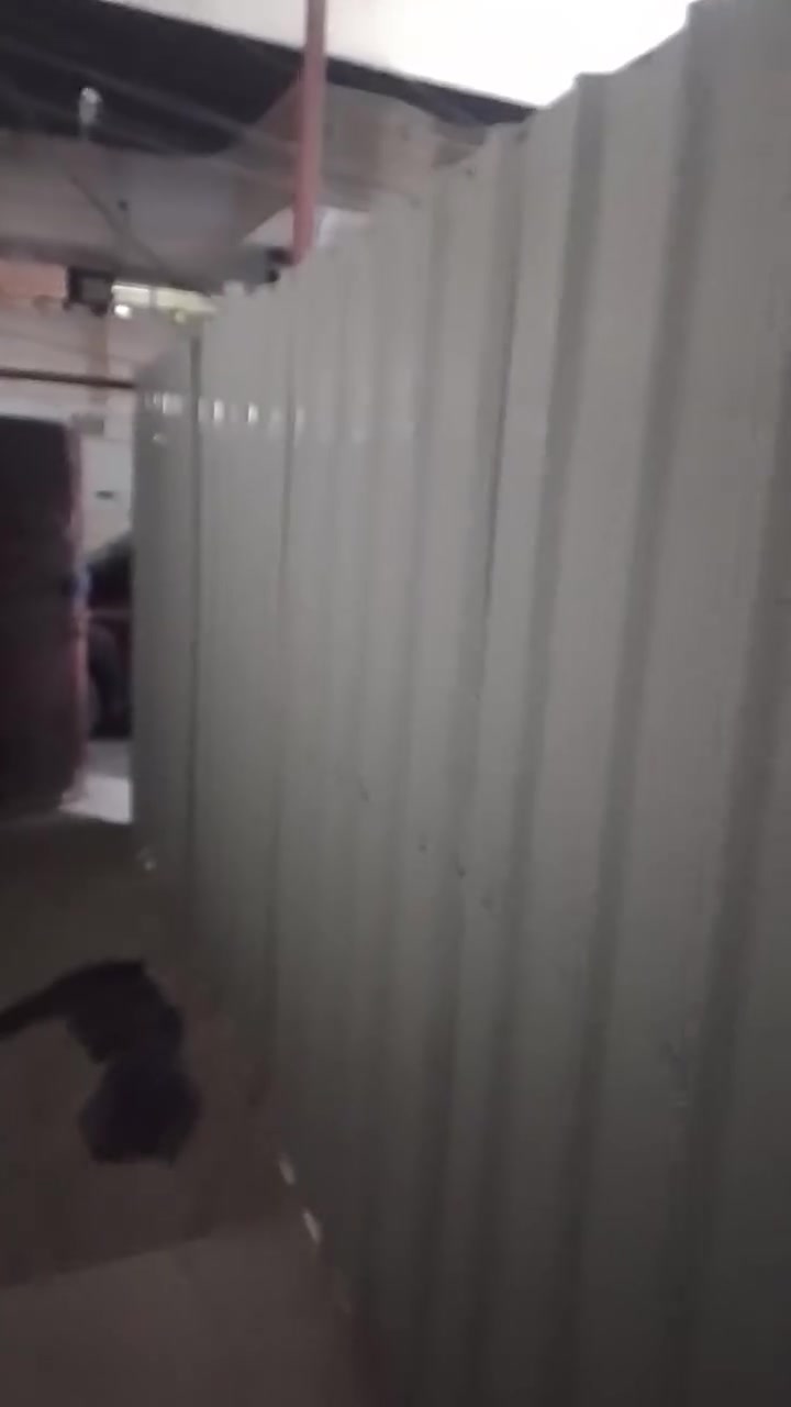 سلام عليكم قاطع البيع طولة 6 ونص والعرض مترتين ونص يرهم سقيفة او قاطع حديد قوي الدورة ***********
