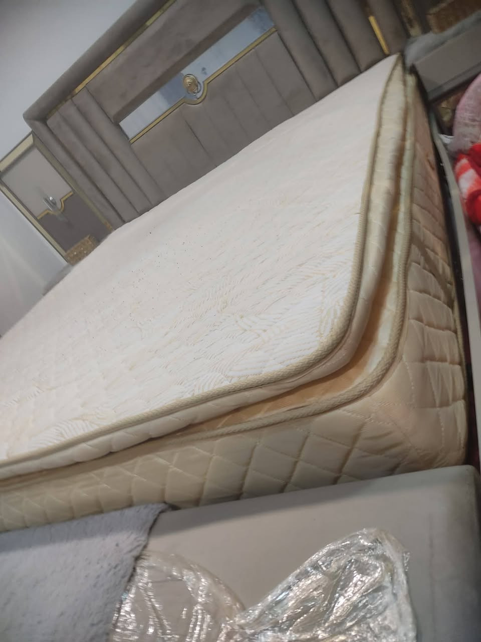 دوشك سفنج رقم واحد وبي ضمان 5 سنوات 
الطول 200 والعرض 180  ملاحضه اني مكلف بل نشر وهاذ رقم صاحبو ‏‪***********‬‏
