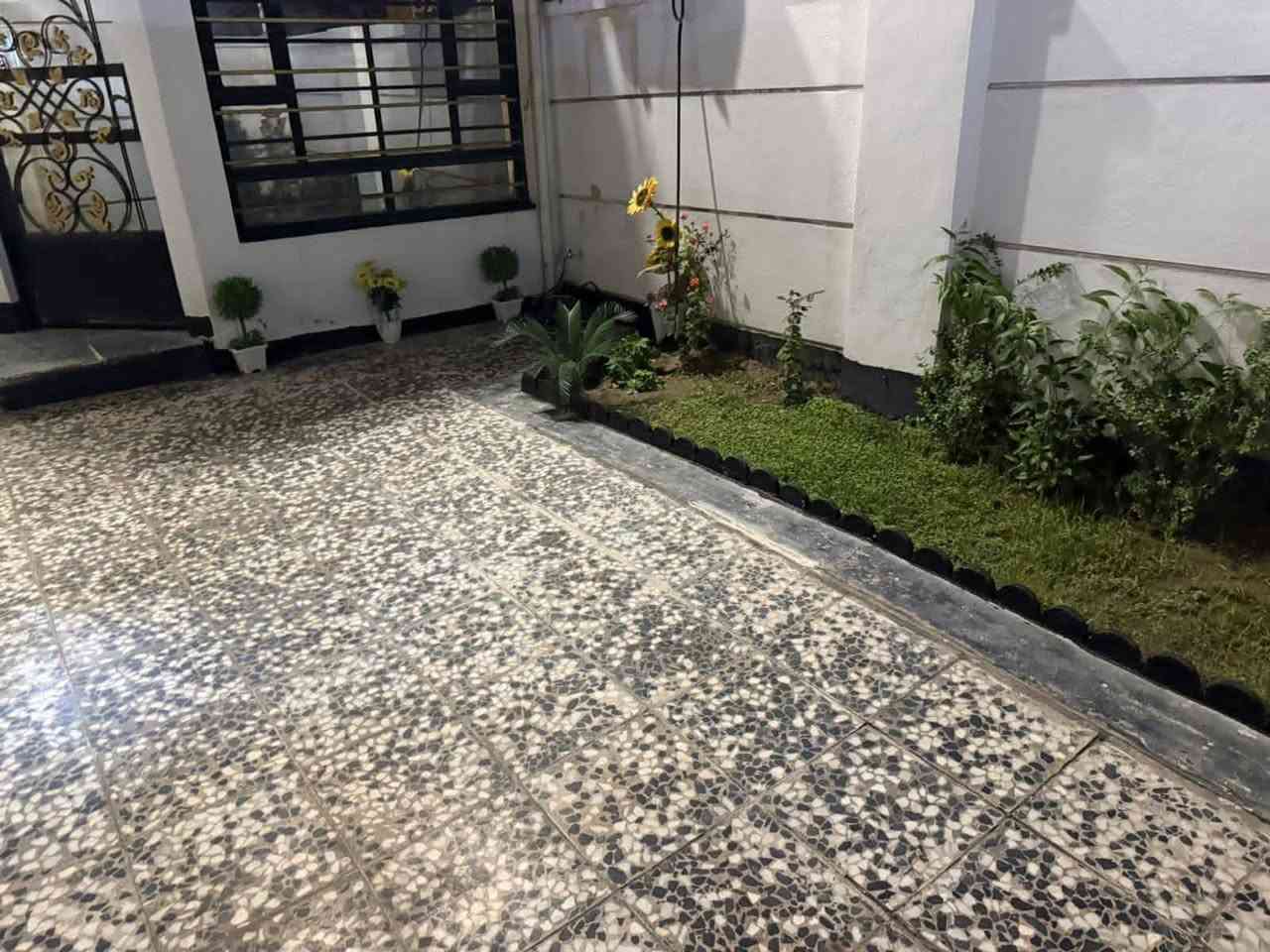 يعلن #مكتب_أكــــد_للعقار
دار 112 ونص متر للبيع واجهة 4.50 نزال 25
 مدخلين يحتوي  على هول صالة
منور مطبخ وخدمات عدد 2
غرف نوم عدد 3 
حي الجهاد ديوان الضباط 4 شوارع السعر جدا مناسب
للاستفسار ☎️ *********** واتساب
