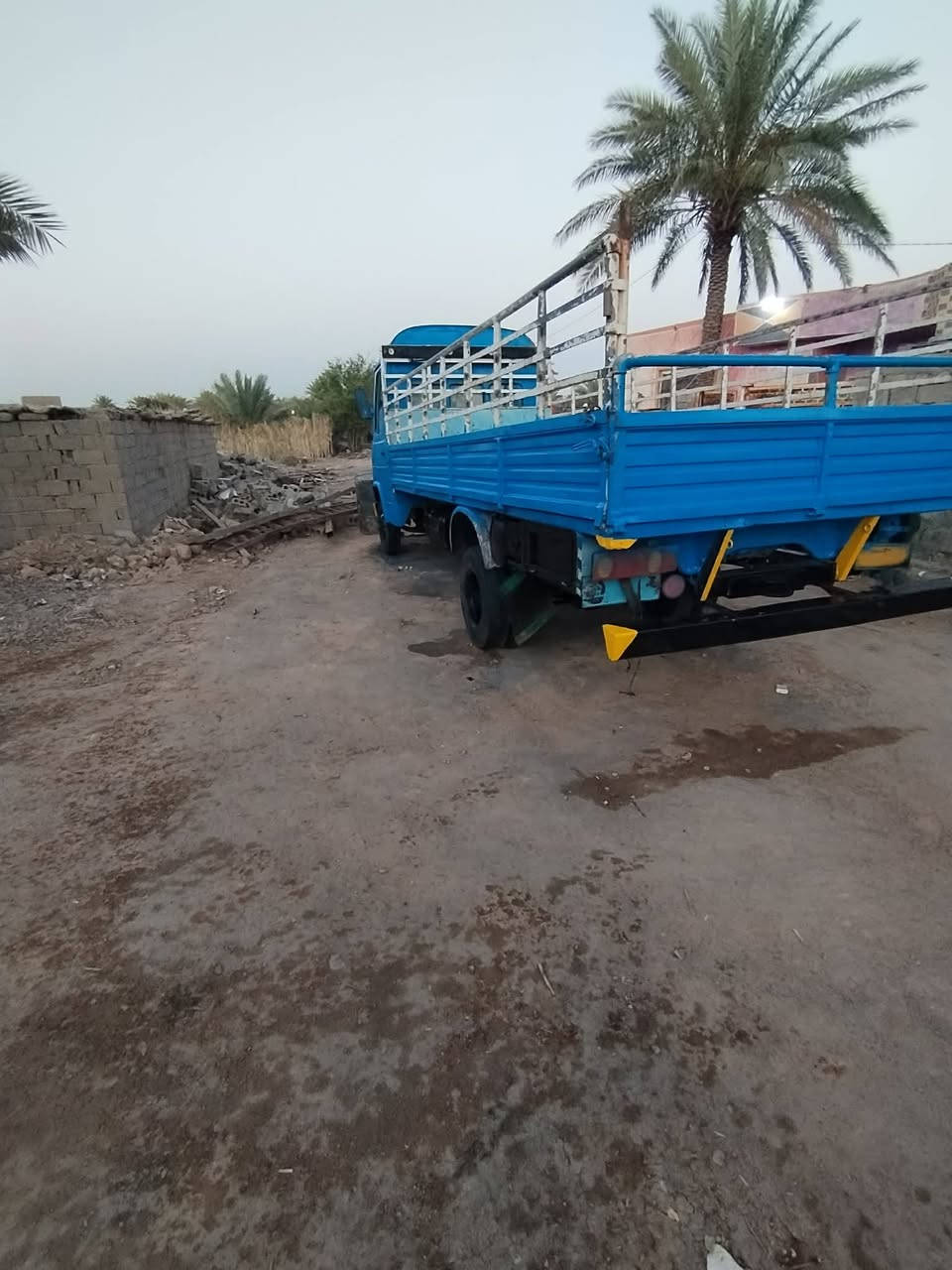 السلام عليكم سياره مرسيدس خرسه للبيع شاصه عريض ماكينه ستاندر جير جوزه تخم تاير السياره جاهزه على 24 حبايه مكان بابل ***********
