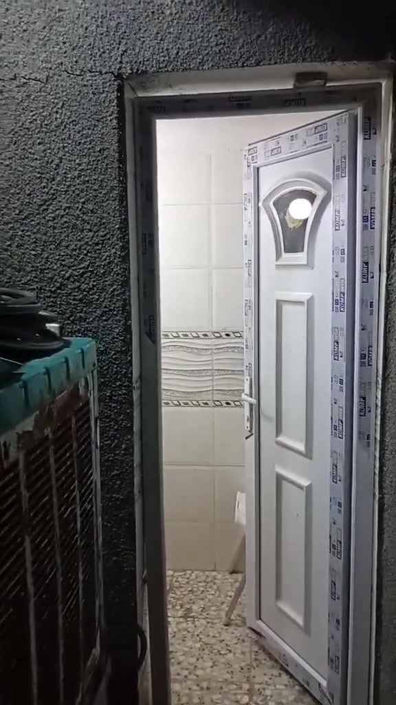 السلام عليكم بيت البيع حي طارق الشيشان شارع مدارس مساحه 100متر رقم الهاتف ***********
