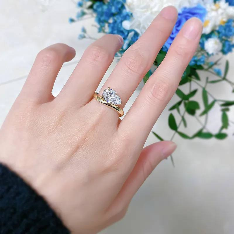 💍 خاتم خطوبة نسائي فاخر
خاتم أنيق مصنوع من فضة عيار 925 مطلي بذهب عيار 18
مرصع بحجر مويسانيت لامع جداً يشبه الألماس 💎

✔ الخاتم جديد وليس مستخدم
✔ مرفق مع شهادة فحص GRA (Gemological Research Association)
✔ تصميم راقٍ مناسب للخطوبة والهدايا

الس.. عر: (100)
للتواصل على الخاص.


**إذا كنت صاحب هذا الإعلان وتريد حذفه لأي سبب، رجاءا أرسل رسالة إلى الدعم الفني**