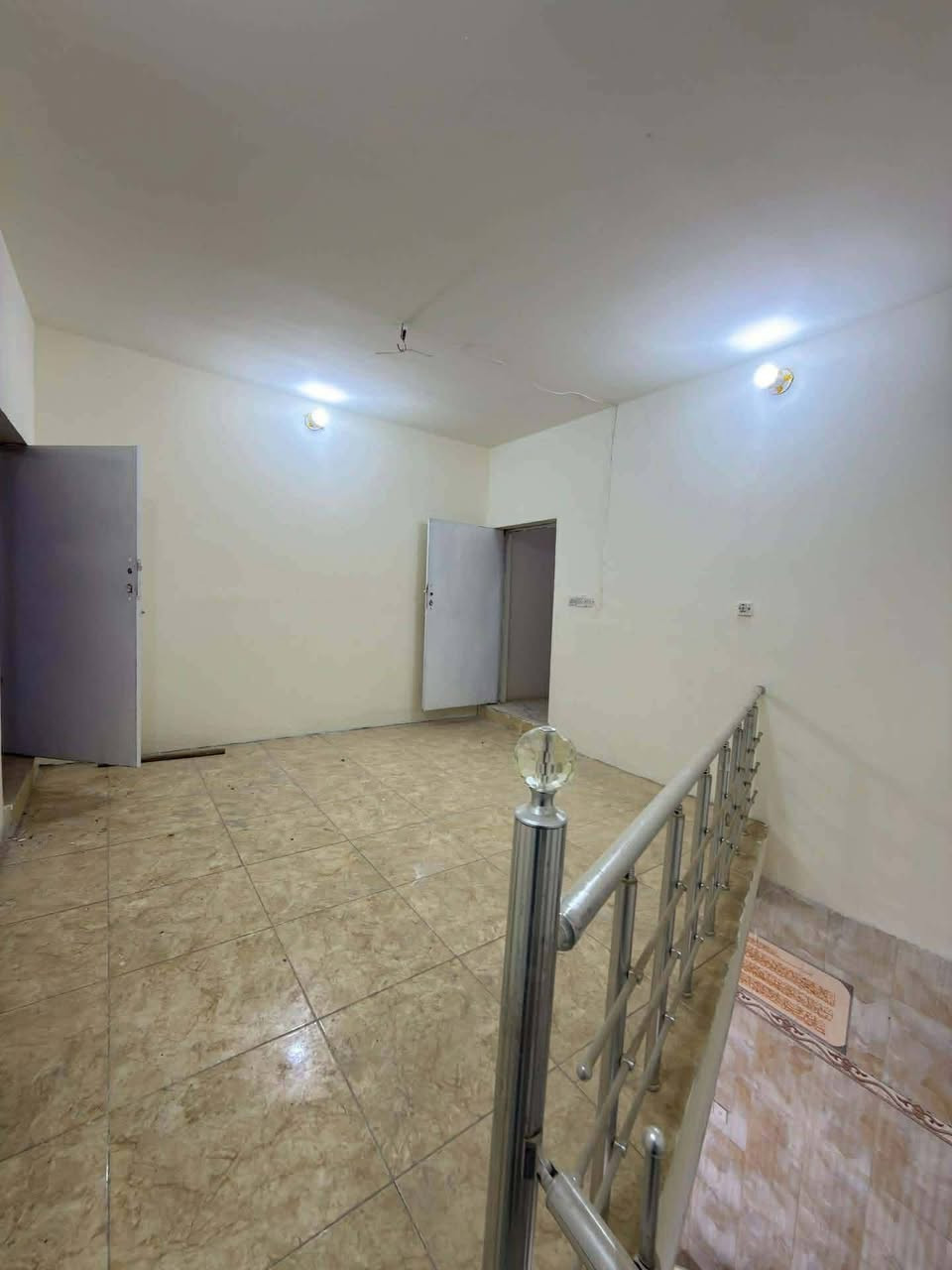 السلام عليكم ورحمه الله وبركاته 
#بيت_للبيع السعر 130مليون قفل 

 حي الفرات (شارع حمورابي) رابع بيت عن الشارع العام 

🔹 المواصفات:
▪️ الموقع: (قرب اسواق الجوهره )
▪️ المساحة: 138 متر 
▪️(الطابق الاول) 
▪️غرفه
▪️استقبال
▪️مطبخ
 ▪️صاله
▪️صحيات داخليه و خارجيه 
▪️(الطابق الثاني )
▪️غرفه 
▪️بيتونه سطحين امامي وخلفي (السقف صب كونكريت )

خدمات كاملة 
————————————————
🔺#للاستفسار الاتصال ع الارقام

 ***********📲 

—————————————————————
نستقبل كافه عروضكم السكنيه بيع وشراء ورهن والمبادره العقار الطابو والزراعي واهلا وسهلا.
