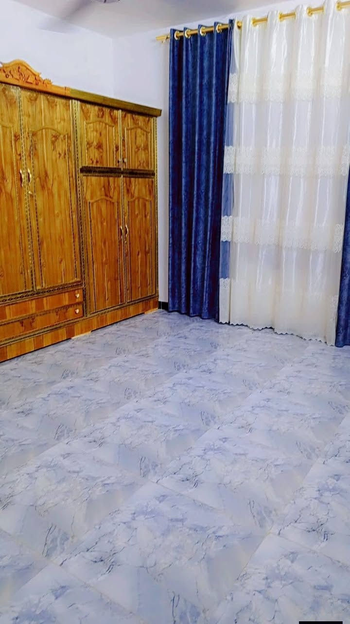 البيت للبيع با الكادميه المساحه 100م مربع مطلوب مبادره يحتوي البيت على طابقين يحتوي الطابق الأول علا غرفة نوم و صاله و مطبخ و براني وصحيات خارجية و داخليه ويحتوي الطابق الثاني على غرفتين نوم و صاله اللاستفسار مراجعة مكتب سلام الجبوري الاتصال ***********
