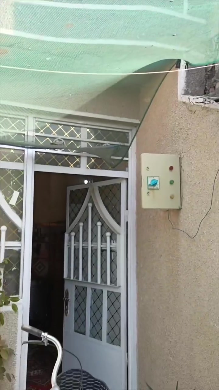 سلام عليكم بيت 125متر للبيع لواجها 7ونزال 18 مي و مجاري وتبليط ڱڵـه  جاهز لعنوان بغداد بوبشام شارع بيت ضيفان ***********
