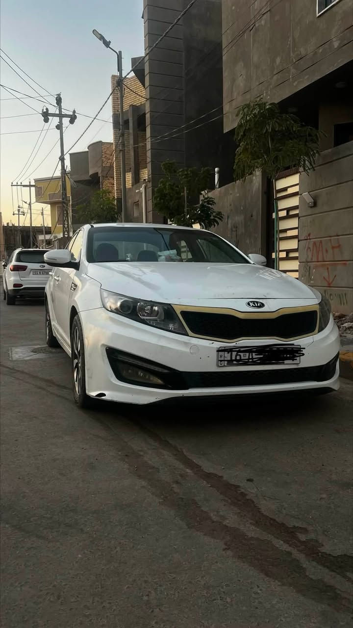 اوبتيما موديل 2014 خليجي 
مكينة 2000 جديدة بالكارتون كير جديد  نص فول اشارات بالمري اربع قطع تبريد تبريدها ثلج شرط رقم قادسية جديد سنوية جديدة حادثها جاملغ وبنيد مبدل تفصيخ يعني اصلي السعر 128 وبيها مجال بسيط 
***********
