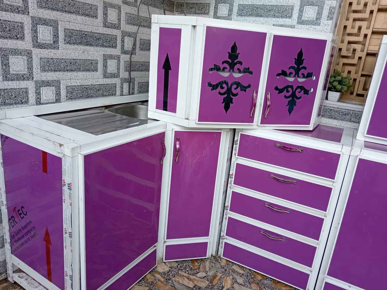 سلام عليكم كاونتر تركي 5 قطع نضيف جدن جرابي عدد ٢ نضيفات جدن خشب الوح مكان مدينه الصدر ***********
