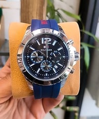 ساعة HILFIGER رجالي ربر سناتر شغالة كوالتي ممتاز السعر 50 الف والتوصيل...