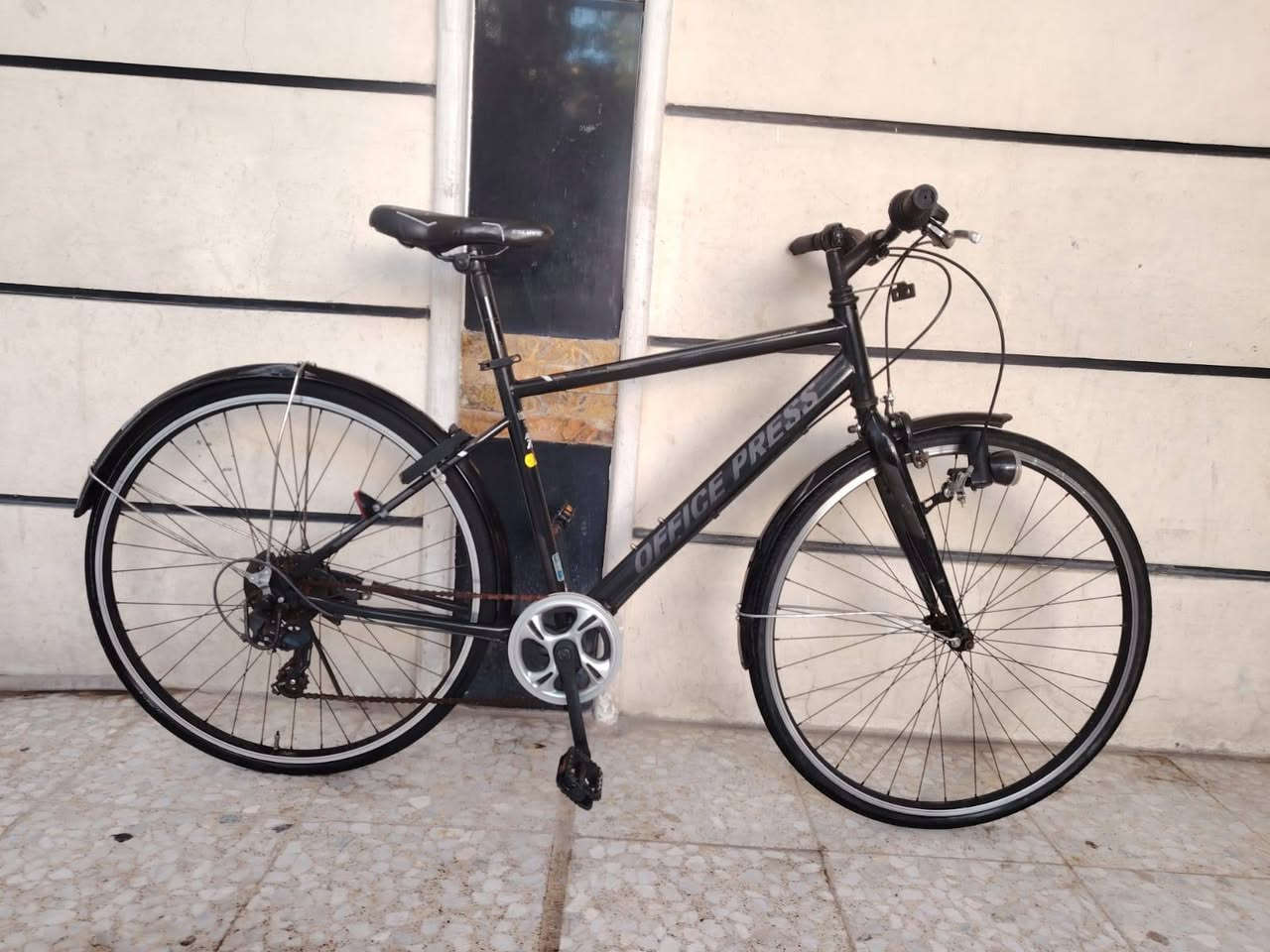 السلام عليكم ورحمة الله وبركاته
بايك موديل سي ٧٠٠ ترحال حجم ٢٨ 
باله ياباني وضع حاويه فول  
نضافه فول فول موصفات
ماركه ( اوفس ابرس ) 
  سستم كامل شيمانو
يدات فر شيمانو اصلي 
السعر (  100  الف ) 
قفل خلفي اصلي شغال 
عكرب ماركه اصلي  شيمانو  
  لون ميمز اسود مختم 
كير ٧ / ١ شغال سستم كامل 
غير مستخدم داخل العراق
العنوان بغداد منطقة الحبيبيه 
هاتف *********** 
الاستفسار واتساب
