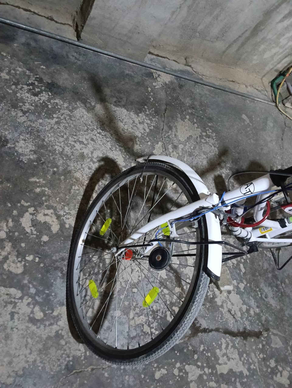 السلام عليكم سيكل حجم26 بايسكل باتري هورن نشرات جمبازه كامله لشه نظيفه كفاله شخط ما بيها السعر 125 وبمجال بسيط حك الجيه ***********
