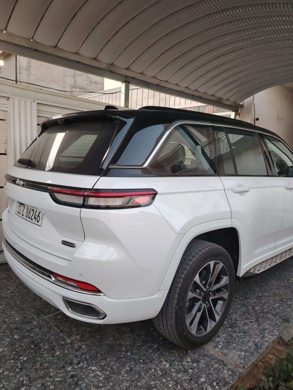 السلام عليكم 
جيب موديل  2024 خليجي كفاله عام استلام شركة مكان السيارة بغداد 
*نظام دفع رباعي 4X4 متطور
*نظام التعليق الهوائي (جكات)
*فتحة سقف بانوراما 
*الصندوق كهربائي بخاصية الفتح باستشعار القدم او البصمة
*ويل قياس 20 انج
*شاشة عرض لوحة القيادة على الزجاج الأمامي (داتا شو)
*شاشة التحكم الرئيسية لمس بنظام Uconnect 5 بقياس 10.1 انج مع نظام ملاحة
*شاشة القيادة الرقمية بقياس 10.25 انج
*رادار تفاعلي مع خاصية التوقف والانطلاق
*نقطة العمياء
*تحذير الخروج عن المسار
*نظام المحافظة على البقاء فى المسار
*نظام التعرف على اشارات المرور
*خاصية المساعدة على التوجية فى التقاطعات
*حساسات امامية وخلفية
*كاميرات 360 للرؤية المحيطية
*كاميرا رؤيا ليليه
*المرآة الداخلية مزودة بشاشة لعرض الكاميرا الخلفية
*مانع تصادم خلفى
*نظام القيادة شبه الذاتية
*مقصورة الركاب من الجلد الفاخر
*المقاعدة الامامية كهربائية ومساج وذاكرة
*المقاعد الامامية مبردة ومدفأة
*المقاعد الخلفية مدفأة
*نظام ابل كار بلاى و اندرويد اوتو لاسلكي
*نظام صوتي فاخر 9 سماعات من ALPINE
*دخول ذكي (بصمة)
*نظام التشغيل عن بُعد
*مرايا خارجية قابلة للطي كهربائيًا مدفئة
*مصابيح أمامية أوتوماتيكية مع مصابيح نهارية وكشافات ضباب LED 
*نظام التحكم التلقائي في الضوء العالى
*دواسات جانبية
*ماسحات زجاج أمامي حساسة للمطر
*شاحن هاتف لاسلكي
*انماط قيادة متعددة رياضية وللطرق الوعرة
*وسائد امان هوائية أمامية/جانبية/ خلفية.
السعر 480 بي مجال 
اتصال /***********
