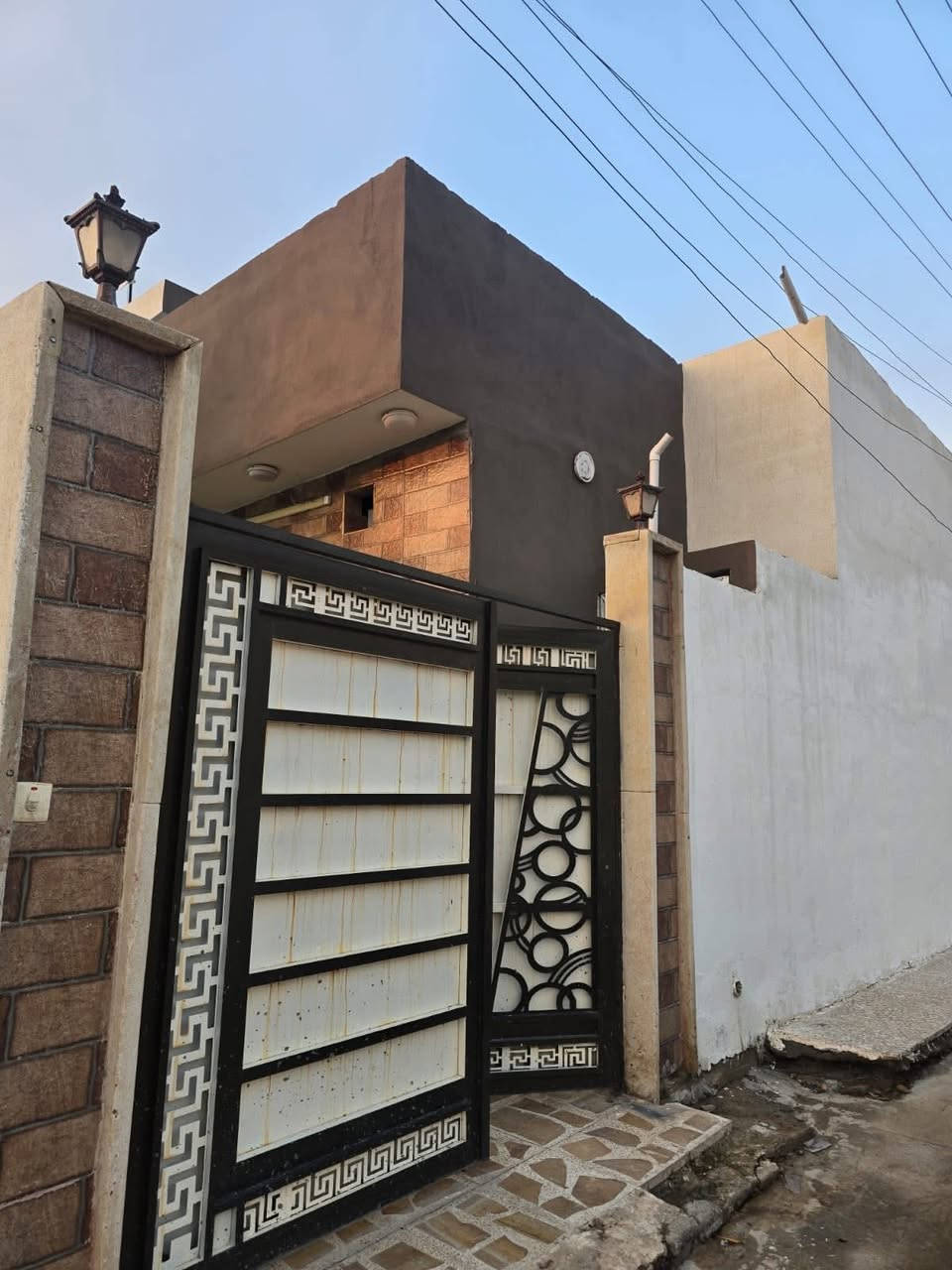 🏠 دار (ركن) للبيع -حي ملايين الاولى قرب جامع الشهيد محمد
• المساحة: 100 متر مربع (واجهة 10 متر).

• المواصفات: غرفتين نوم + استقبال + مطبخ + كراج سيارة.

• الموقع: ركن مميز، واجهة (شروق - قبلة).

• الخدمات: تبليط كامل، إسالة ماء، كهرباء واصلة.

• الميزة: موقع هادئ وقريب من كافة الخدمات.

للاستفسار والتواصل (واتساب متوفر):

📞 ***********

📞 ***********

📞 ***********
