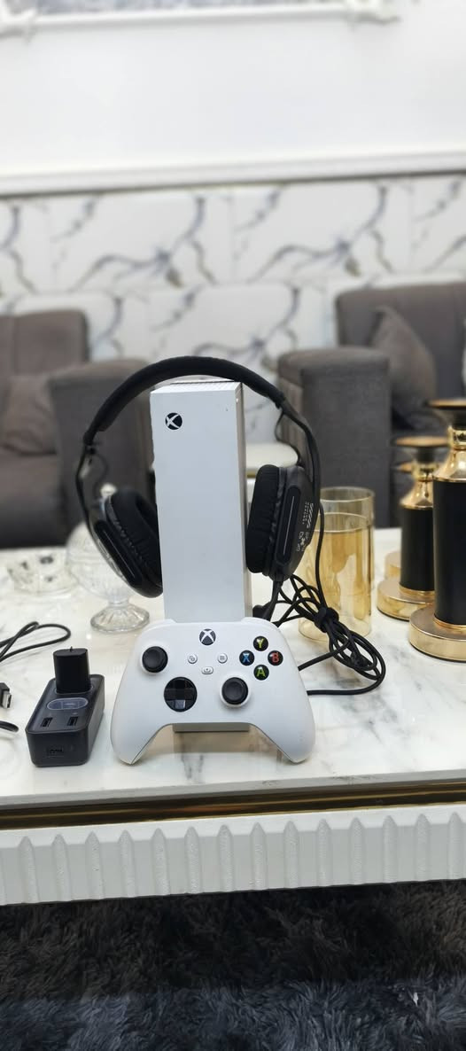 اكس بوكس سيريس اس  ست عمال قليل بي كيم بس شهر ويخلص يجي ويا بطاريات جوستك وسماعات  بسعر مناسب للاستفسار ***********
