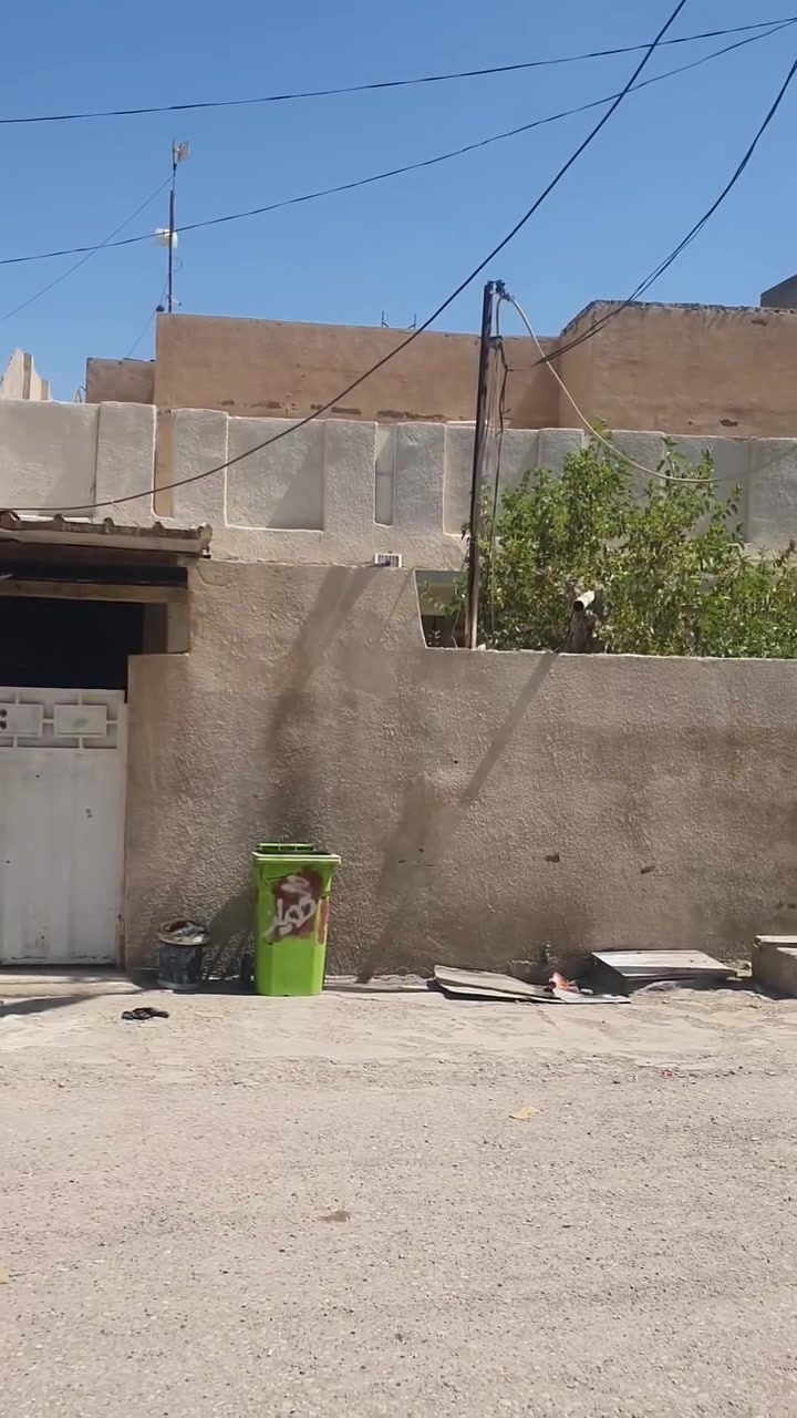 بيت للبيع المفرك حجي ناصر ثاني بيت عن السايدين البيت ٣٢٠ متر ٦ غرف نوم البيت بناء الثمانينات البيت قرب محلات حجي سمير الشمري للاتصال مع صاحب البيت ***********
