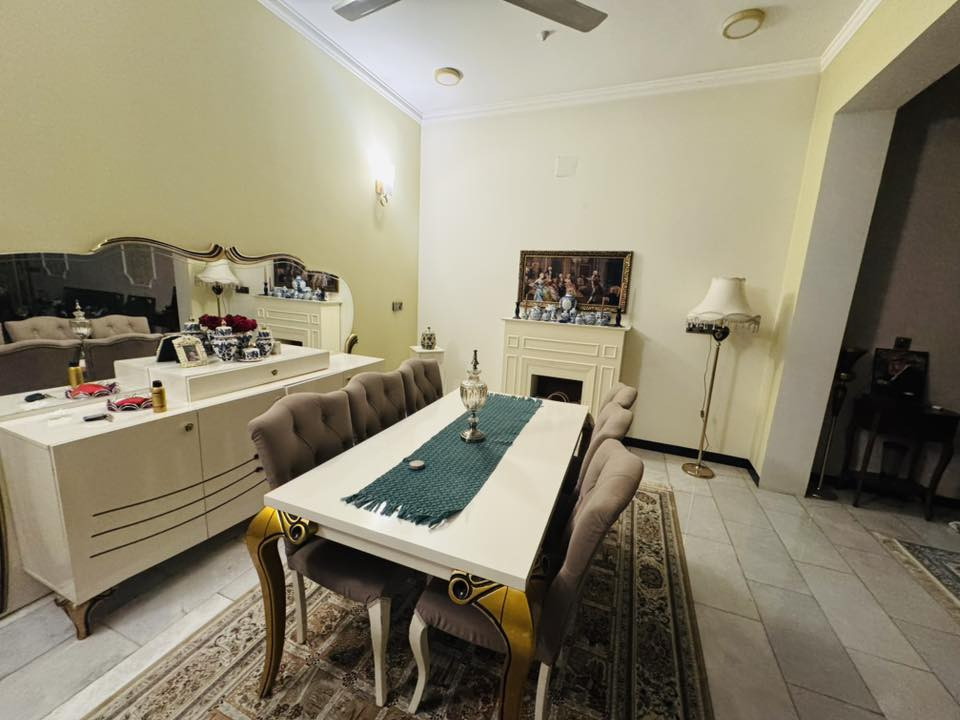 بيت للبيع 
الروضتين الشارع الجديد مقابل اسواق الاتحاد 
المساحة 140 م الواجهة 9.5 
بناء حديث 3 غرف صاله كليدور  استقبال 3 حمامات 
مطبخ 

مع كاونتر جديد تركي 
قريب عن مرقد الامام الحسين ع 3 دقائق 
عرض الفرع 7 متر البيت بداية الفرع 

***********

 🧿
