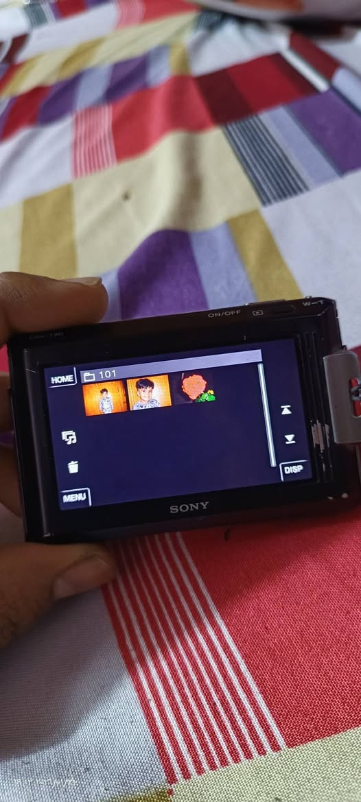 كامرة سوني للصور والفيديو 
شاشه لمس 
دقة عالية كامله 1080
وياها شاحنه وبطاريات ثنين
***********
