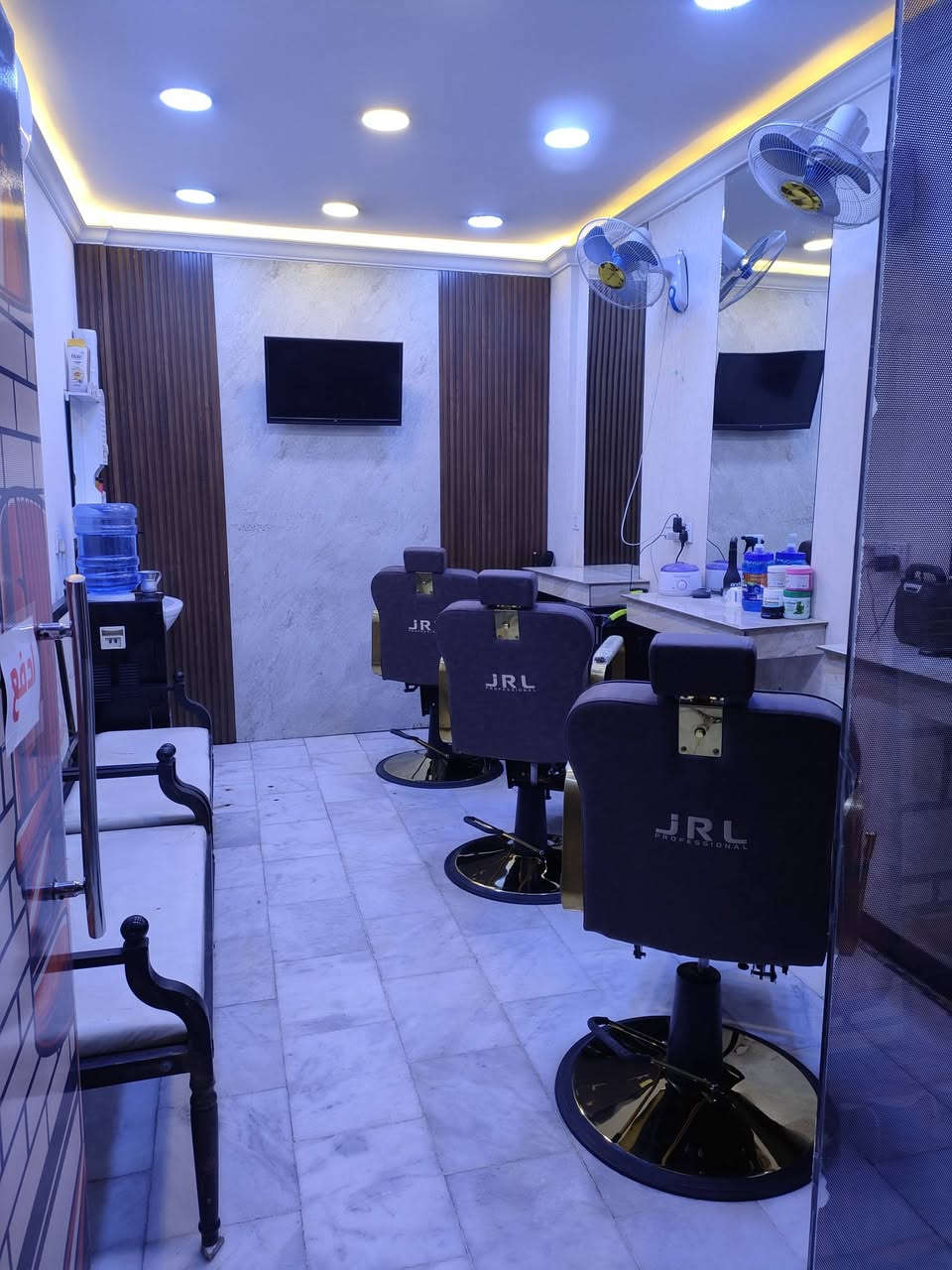 السلام عليكم
محل حلاقة للبيع الموقع البلديات اليو ان شارع 30 المحل تأسس قبل 7 سنوات 
للاستفسار المراسلة على الخاص او الاتصال على ***********
