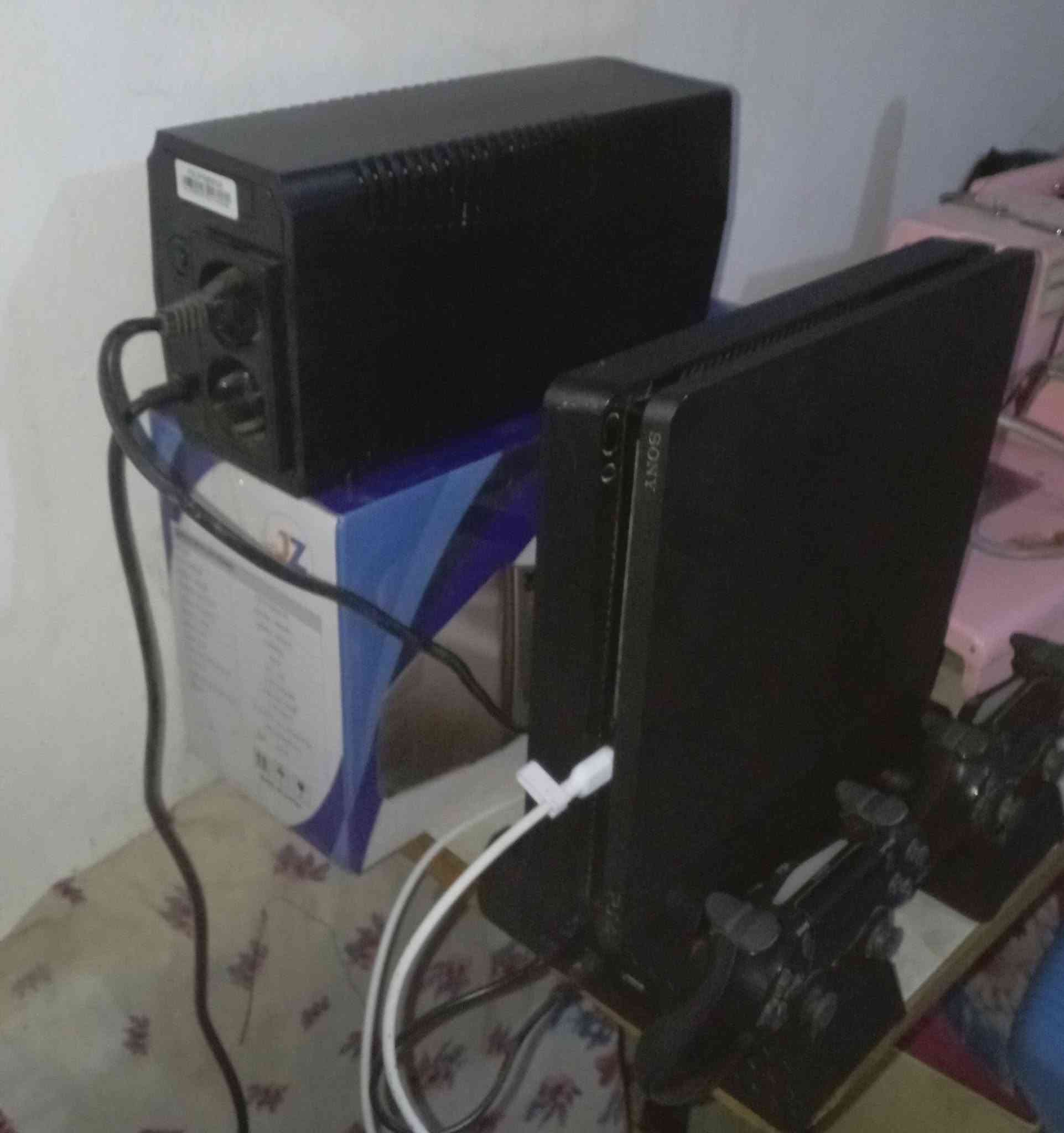 بلي4 للبيع نضيف كلش كامل ويا يدات 2 يوبيس وستان كامل متكامل السعر 300 وبي مجال الشراي***********
