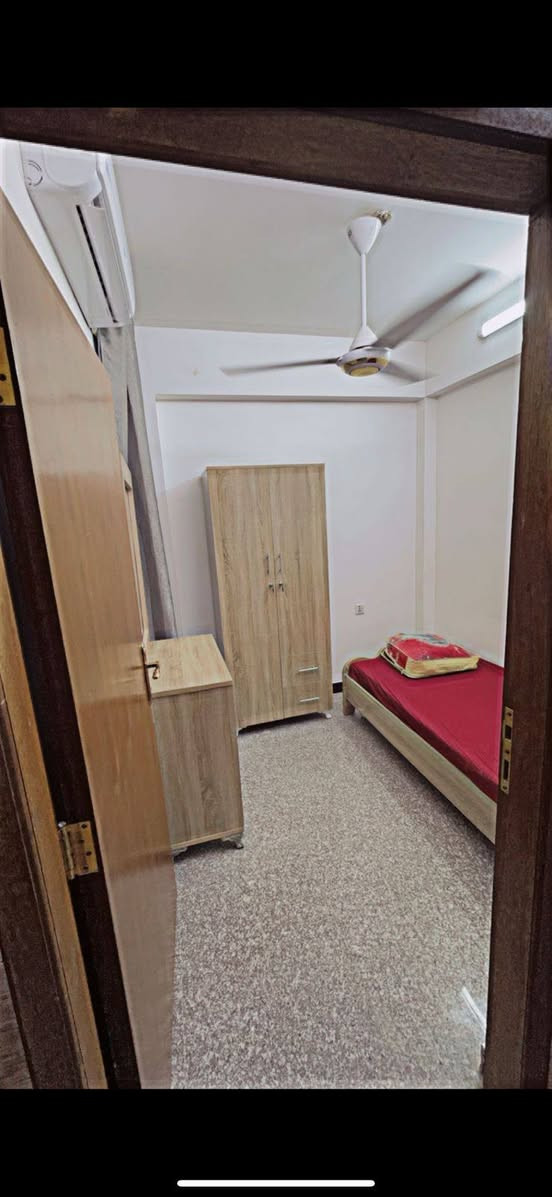 شقه مفروشه للايجار مع الانترنت سبلات 3 كاملة من كل شي الكرادة داخل قريب مجمع ليث ***********
