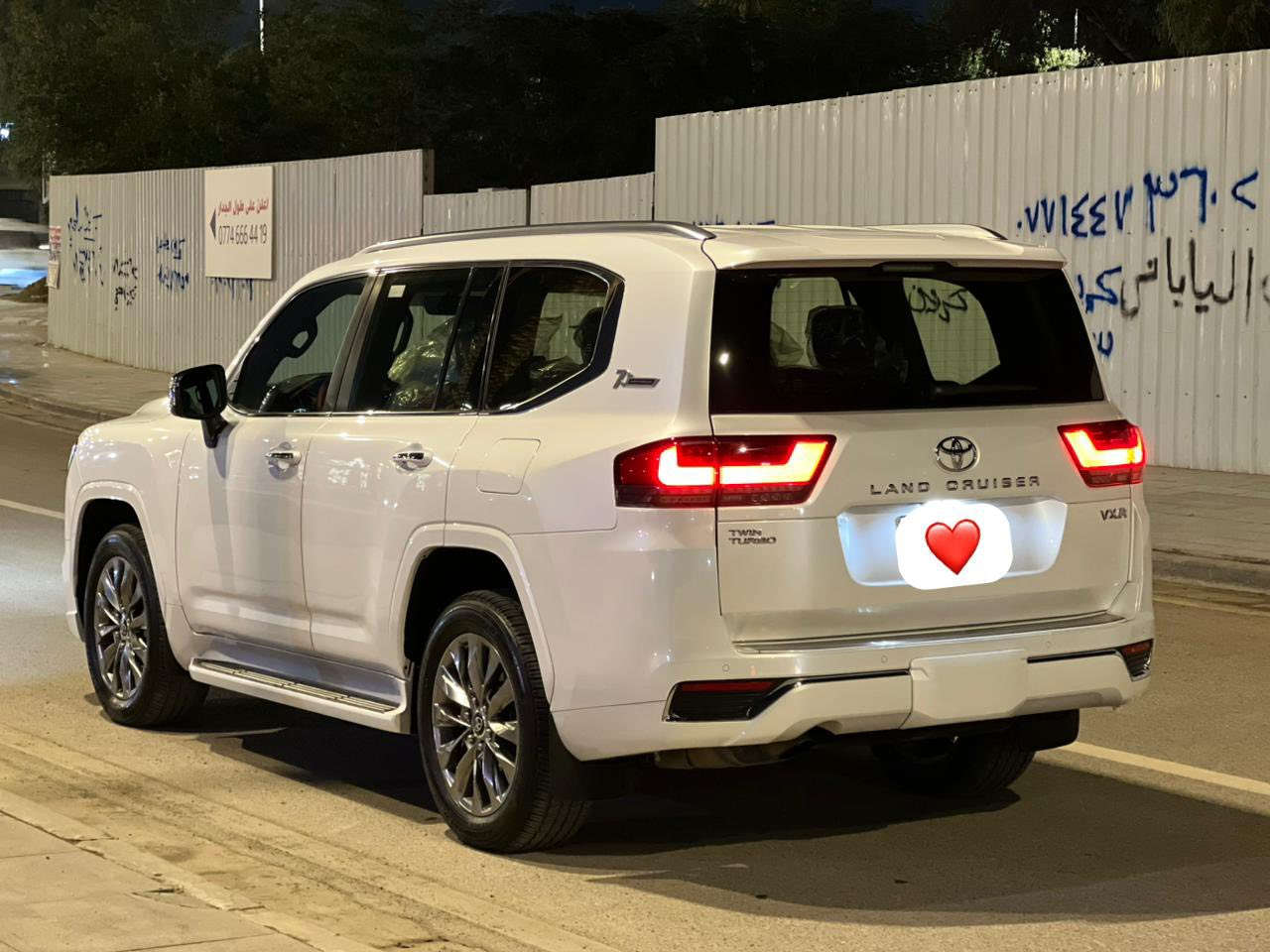 السلام عليكم
لاندكروز 2022 VXR خليجي ساز اصل 
VXR توين تيربو
رقم بغداد باسمي 

السعر 690 ورقة 

فول الفول للاخير
ماشية 60 الف كم 
محرك 3500 توين تيربو
داخل احمر 
سلايد 
5 كامرات 360
كشنات جلد احمر واسود
كشنات تدفئه وتبريد امامي وخلفي
خزن ميموري 
رادارات 
داتا شو 
3 شاشات
سماعات ماركة JBL
شاحن لاسلكي
3وضعيات قيادة
اشاره لكزز امامي وخلفي
هاند بريك دكمه + اوتو هولد
حساسات امامي وخلفي
زراك لايت
ستيرن كهرباء
وبيها بعد هواي مواصفات ممذكوره
مكفولة من الصبغ كير محرك كفالة 
————-
مكان السياره بغداد
***********
